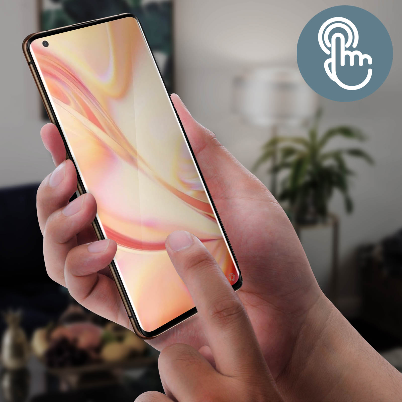 Una persona che tiene in mano uno smartphone, con un dito sullo schermo. Sfondo bianco.