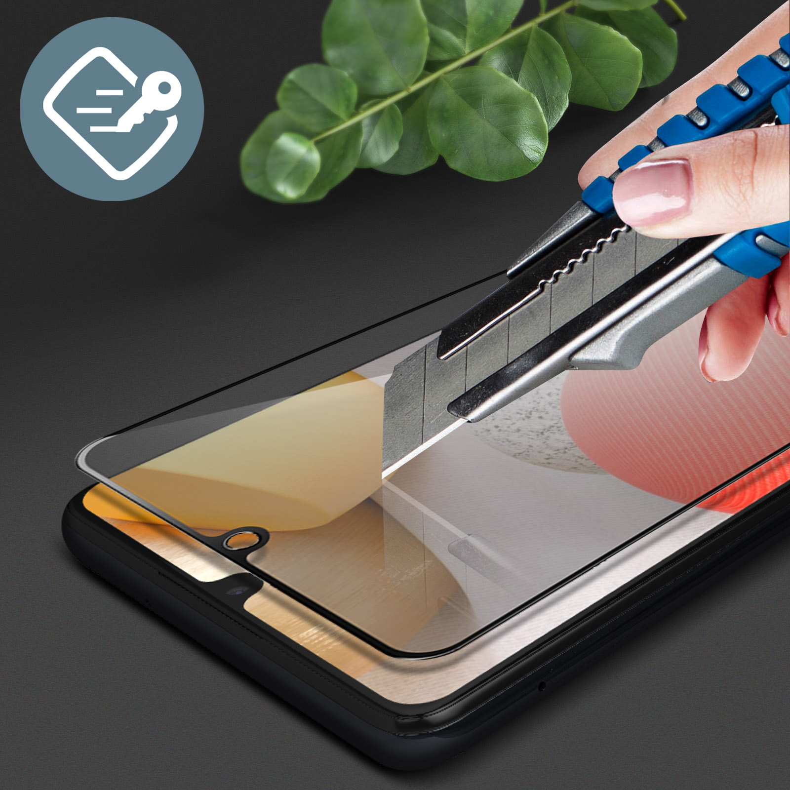 Une main tenant un cutter coupant un protecteur d'écran sur un téléphone. Une feuille verte et un logo en arrière-plan.
