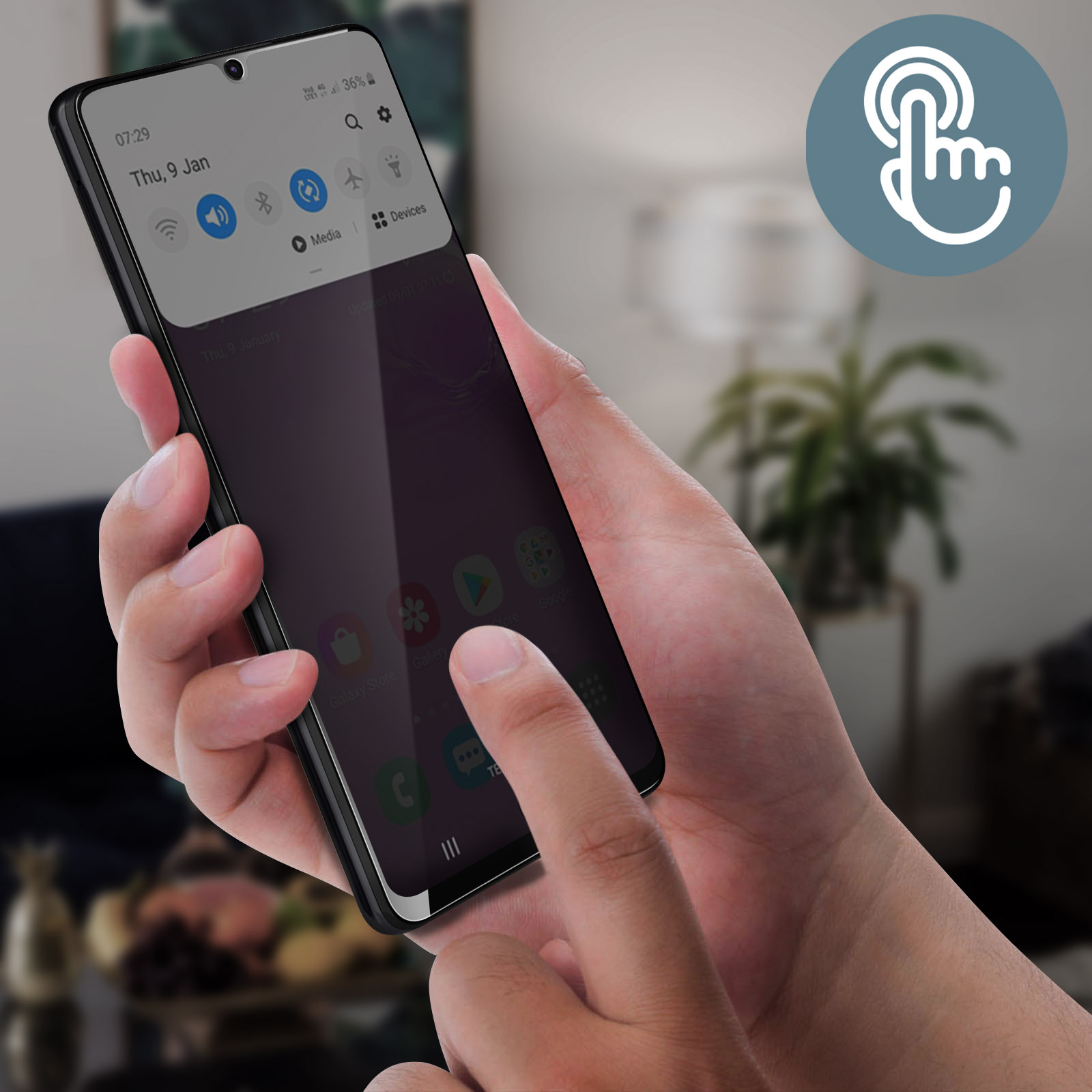 Une main tient un smartphone. L'écran affiche des icônes d'applications. Un doigt touche l'écran.