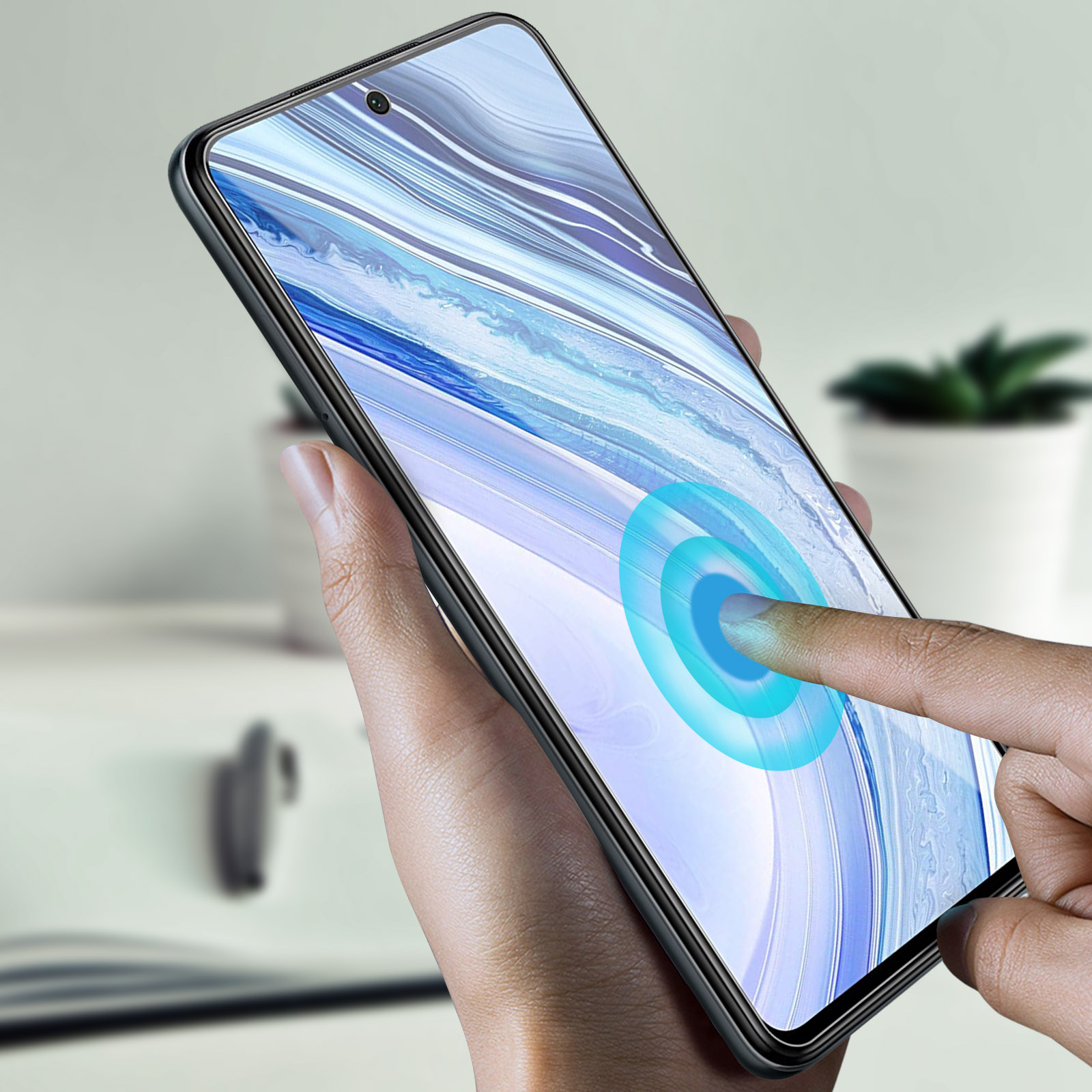 Ręka dotyka ekranu telefonu z ochraniaczem. Niebieskie koło zaznacza punkt dotyku.