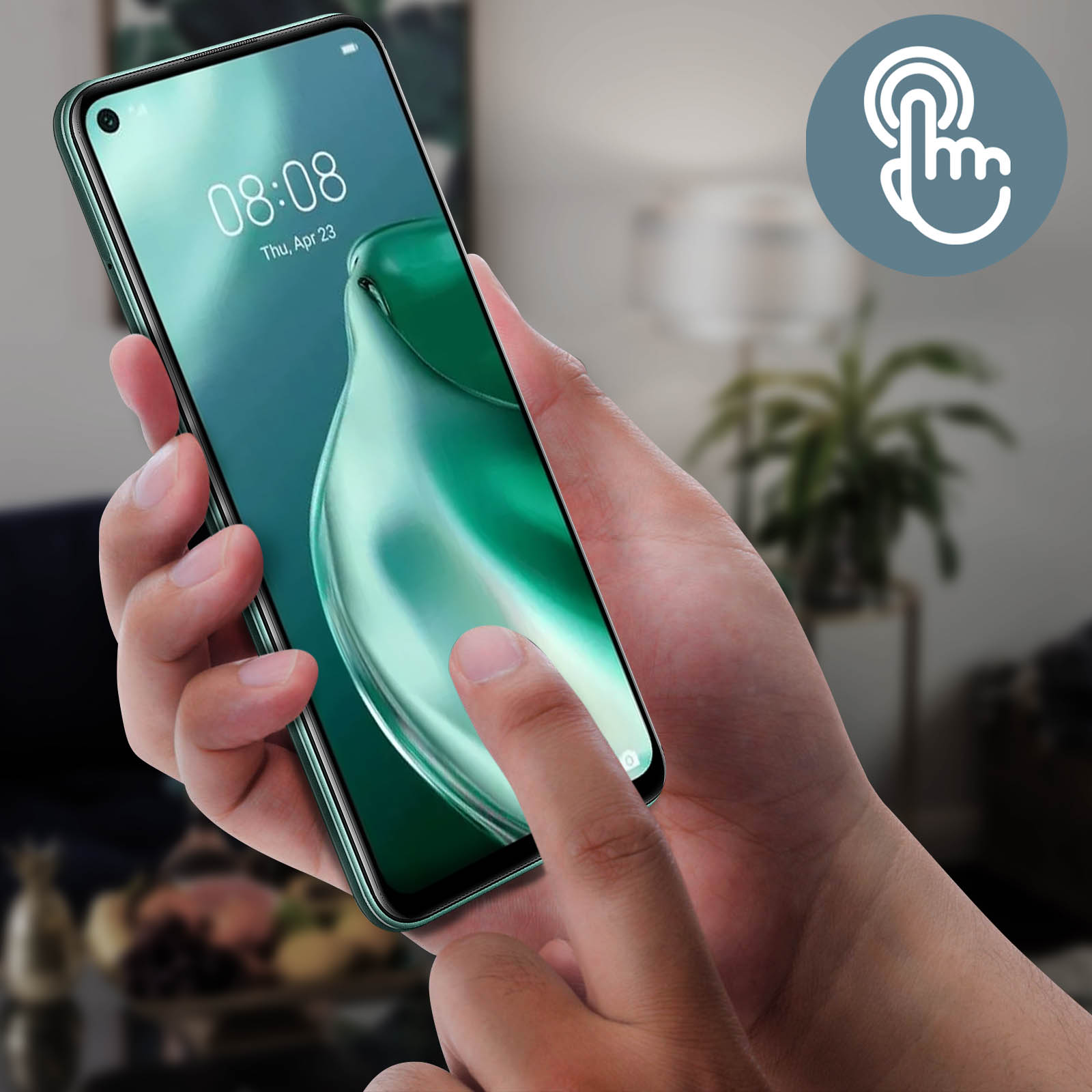 La mano di una persona tocca lo schermo di uno smartphone, con un'icona touch nell'angolo.