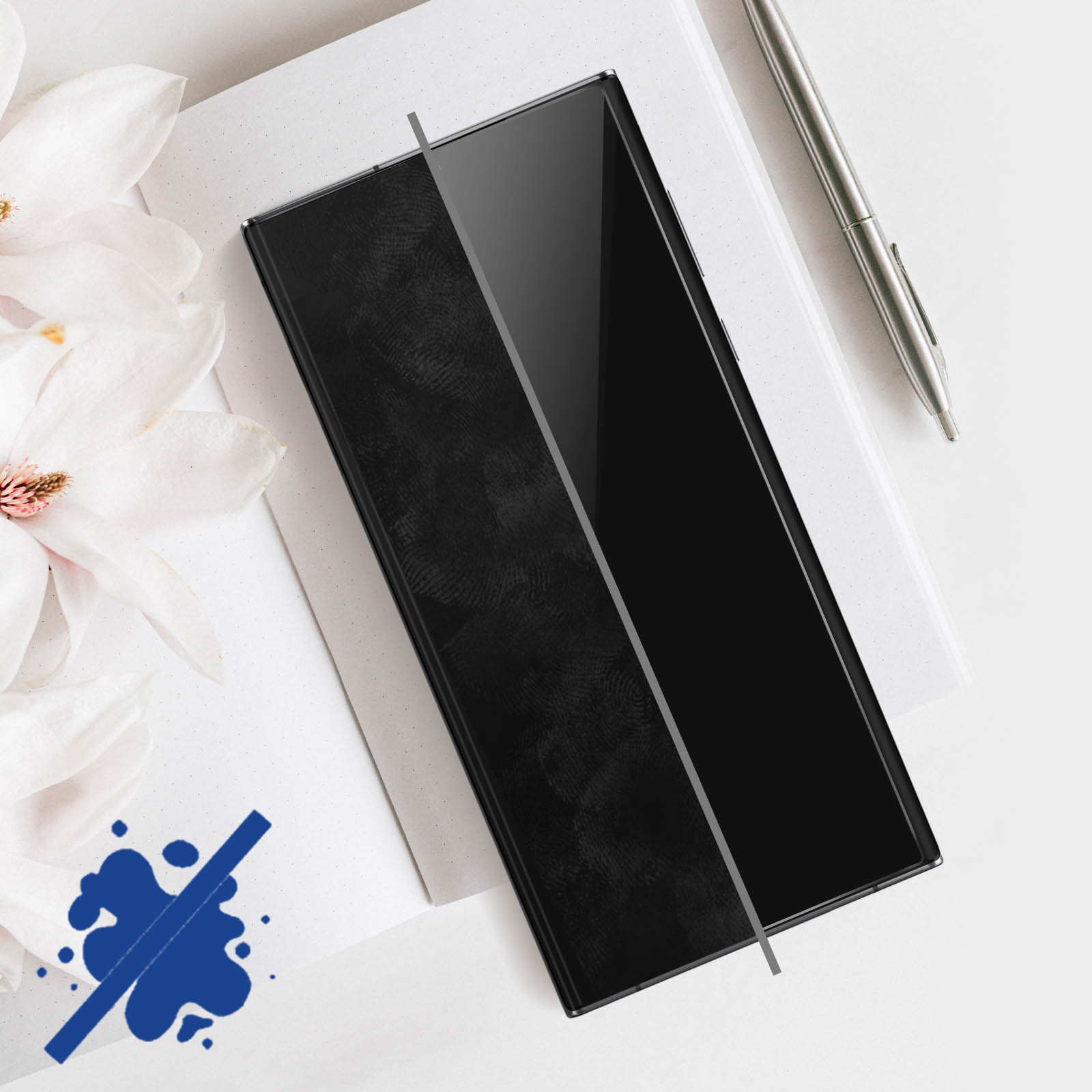 Telefon leży na notatniku z długopisem i kwiatem. Na telefonie jest ochraniacz ekranu.