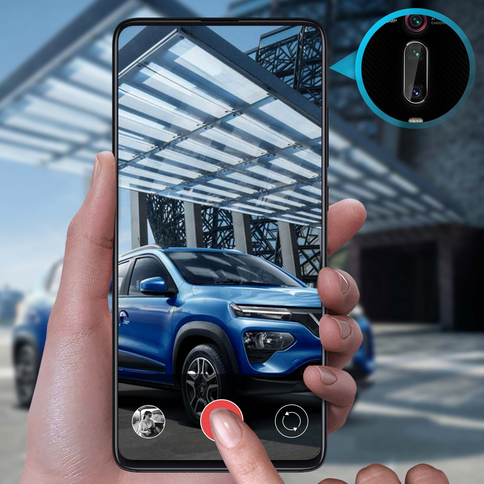 Dłoń trzymająca telefon, który wyświetla niebieski samochód na ekranie. Palec naciska czerwony przycisk.