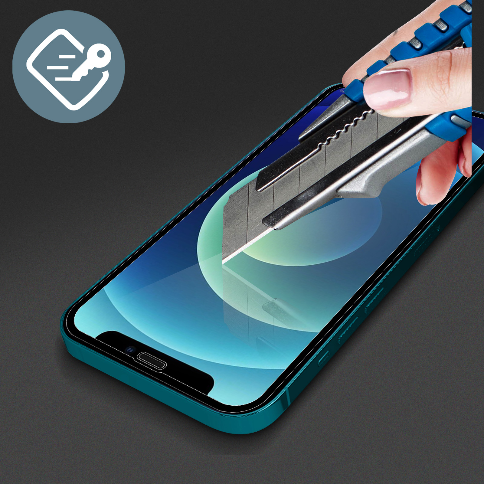 Een hand met een hobbymes snijdt een schermbeschermer op een blauwgroene telefoon tegen een donkergrijze achtergrond.