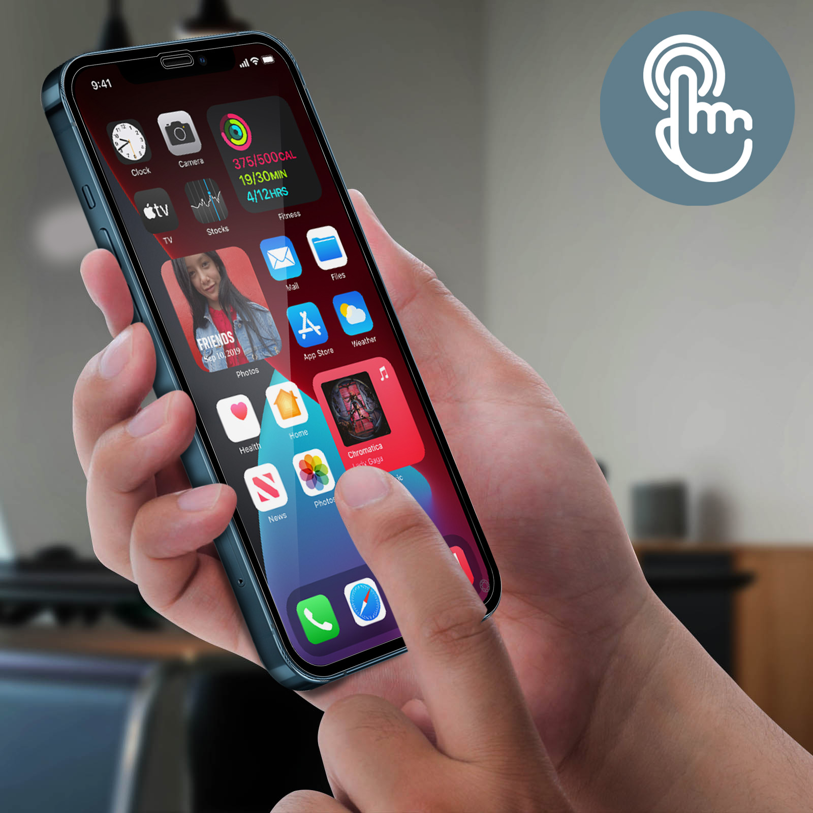 Een hand houdt een smartphone vast. Het scherm toont app-pictogrammen. Een vinger raakt het scherm aan. Een aanraakpictogram staat in de hoek.