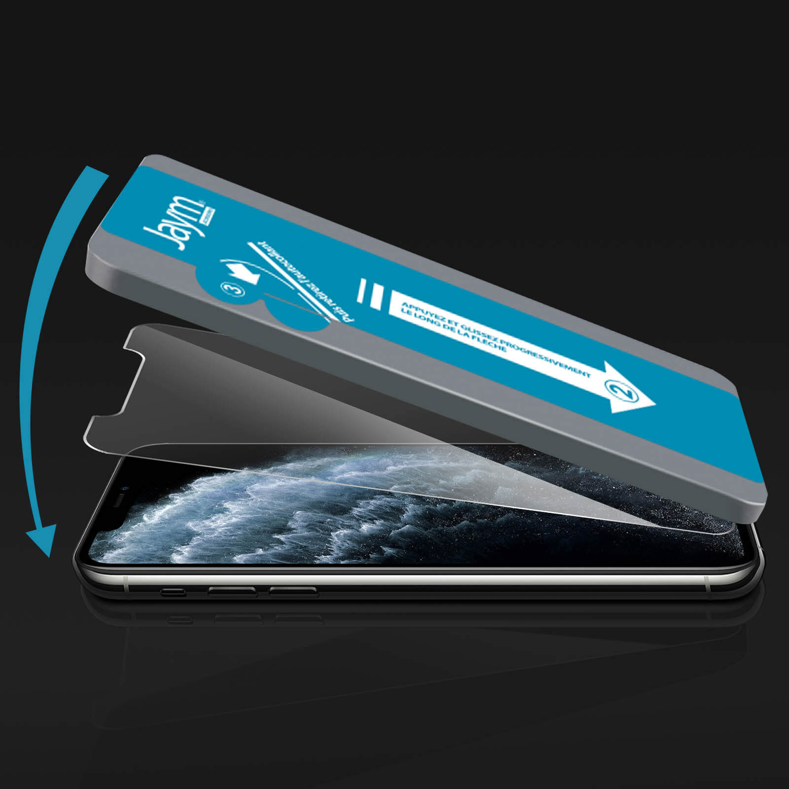 Applicazione di una protezione per schermo a un telefono con uno strumento.