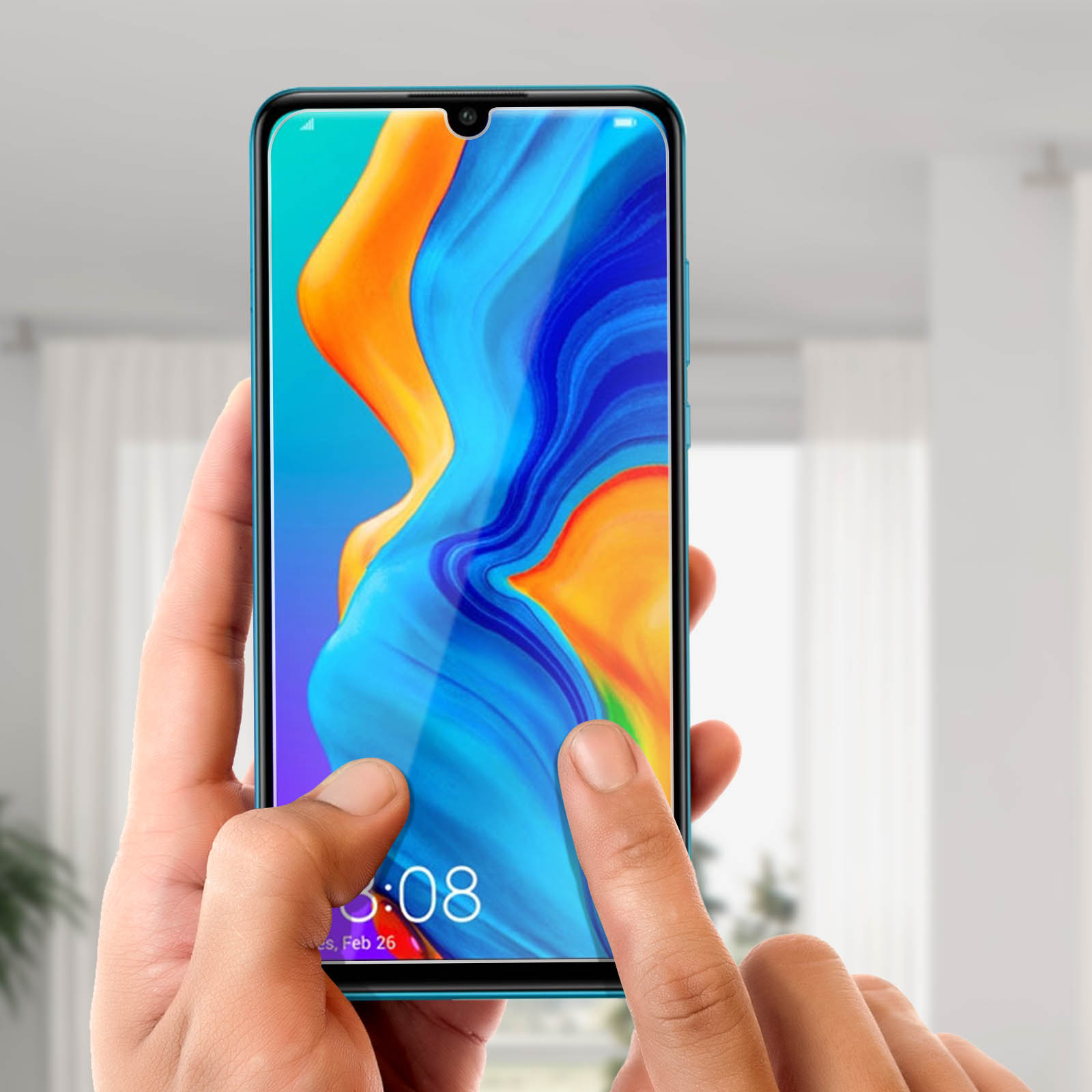 Mani che tengono uno smartphone con uno sfondo astratto colorato. Il display mostra l'ora e la data.