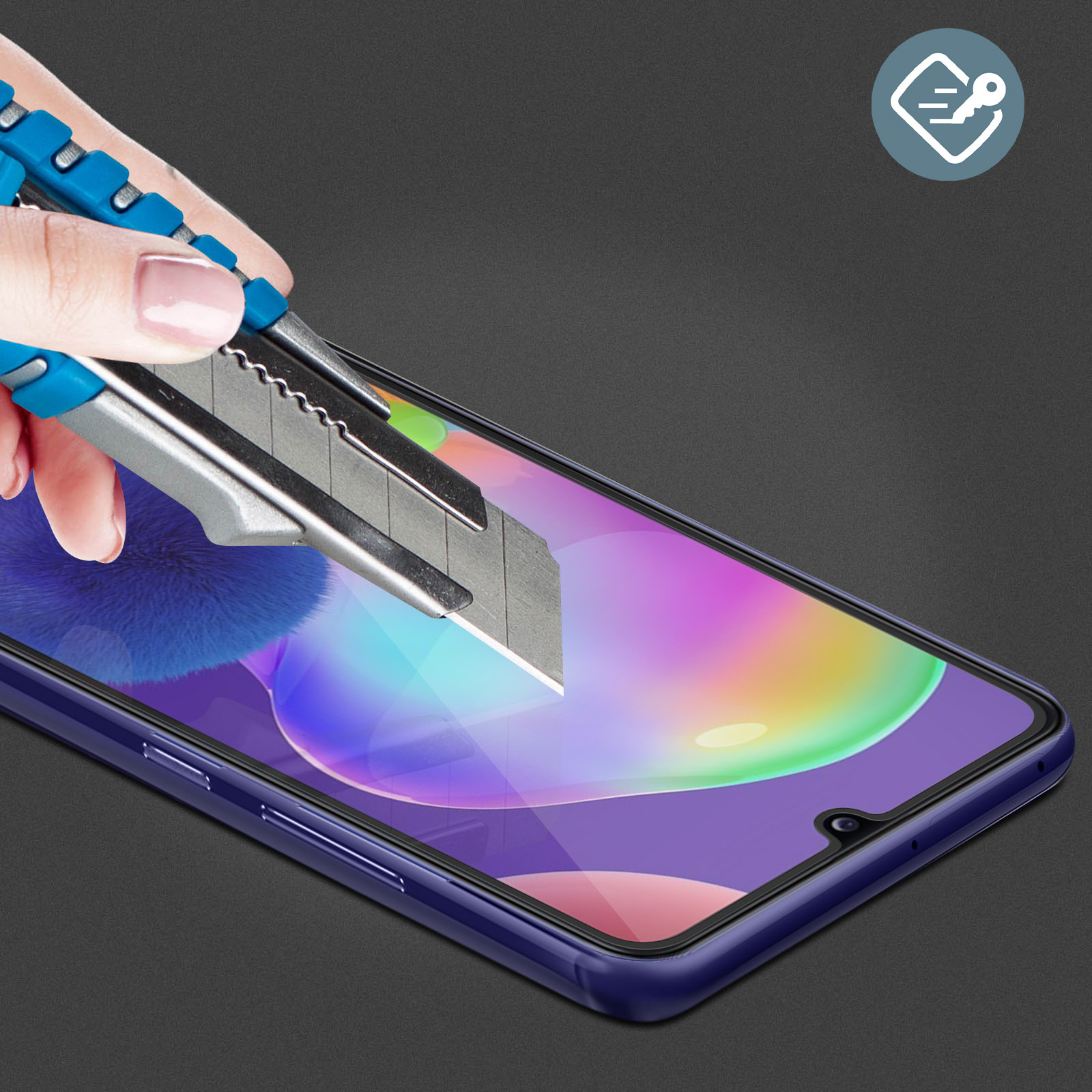 Hand snijdt een schermbeschermer met een mes. De telefoon staat in focus.