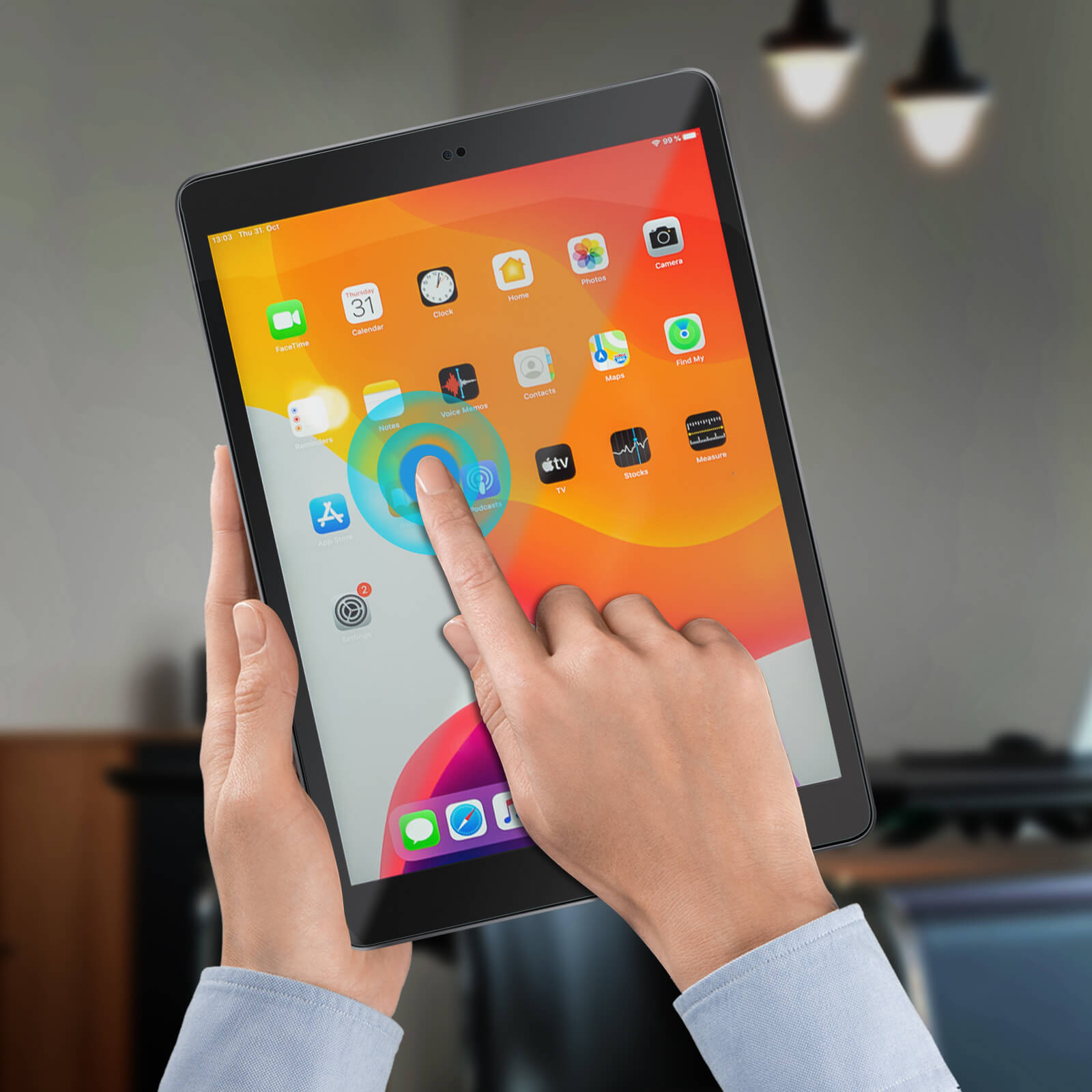 Ręce dotykają ekranu tabletu. Ikony: Kalendarz, Strona główna, Zdjęcia i TV.