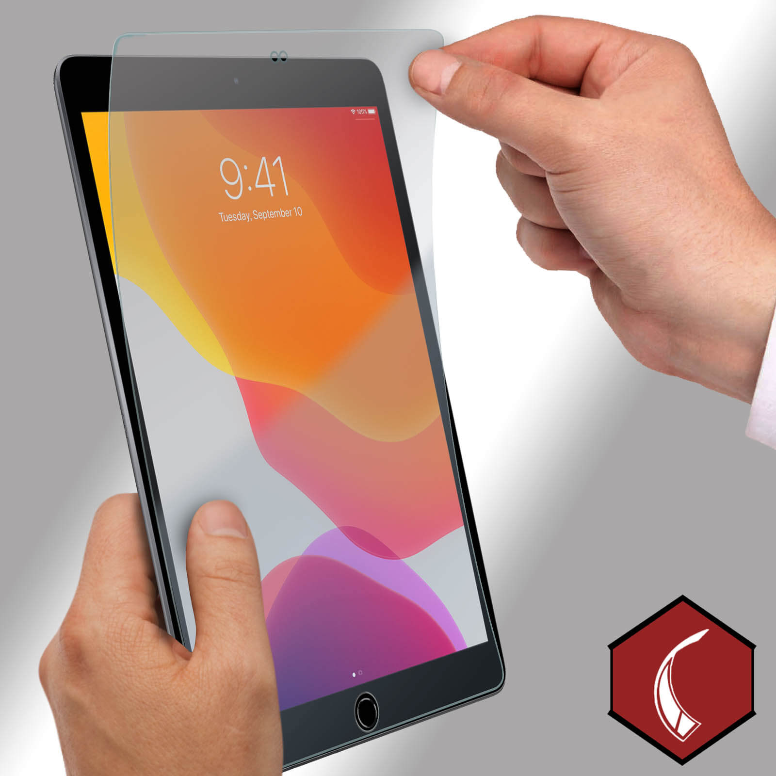 Ręka nakłada folię ochronną na tablet z ikonami aplikacji.