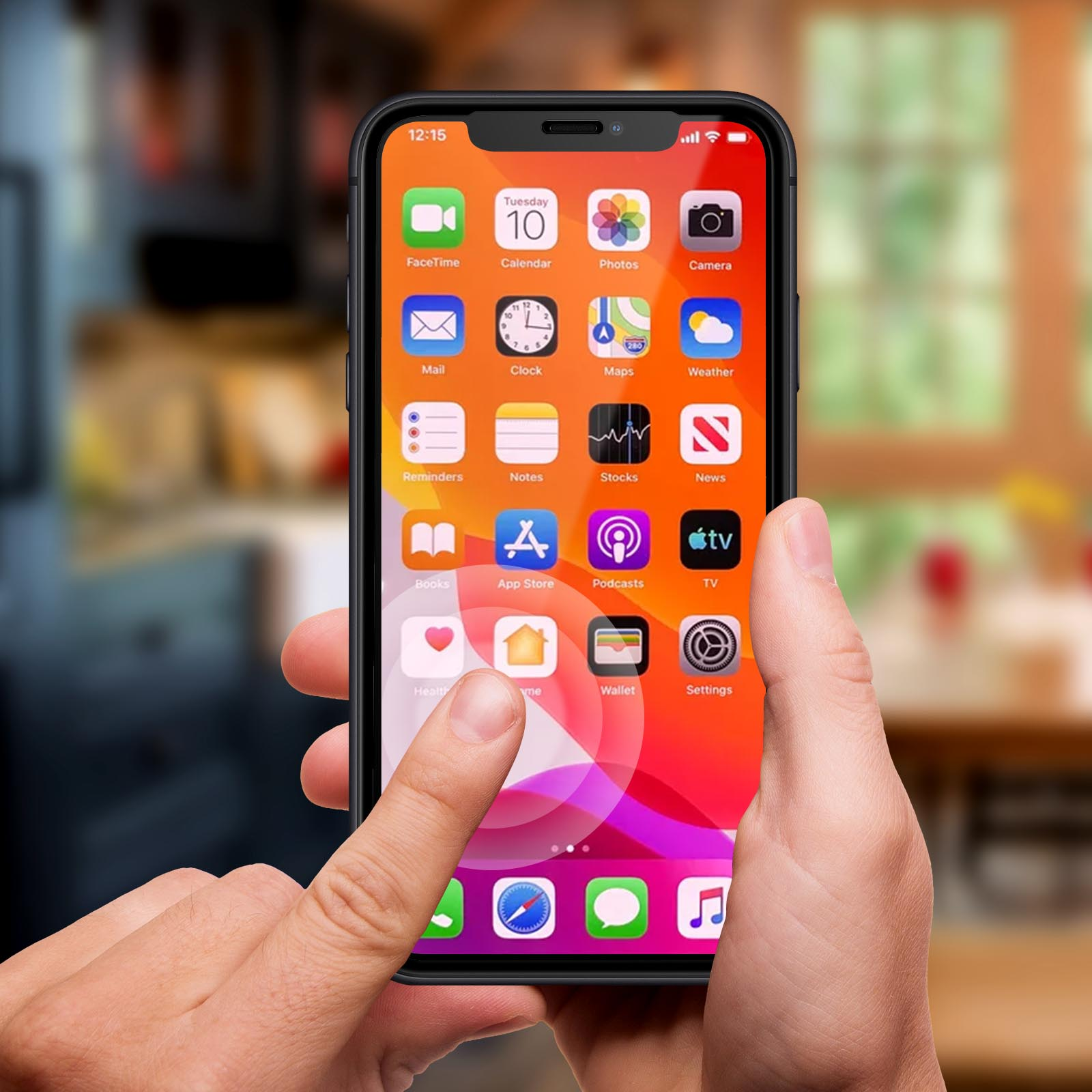 Mano che tiene un iPhone con icone delle app. Il dito tocca l'icona Home. Sfondo interno sfocato.