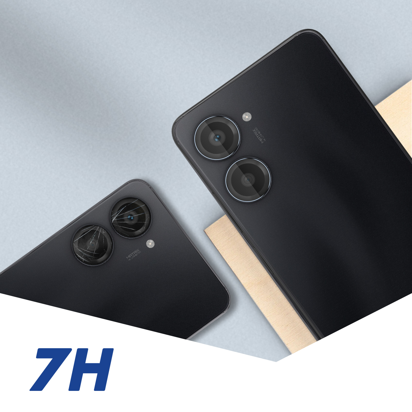 Due smartphone neri con lenti della fotocamera sono mostrati su sfondo azzurro, uno con schermo rotto.