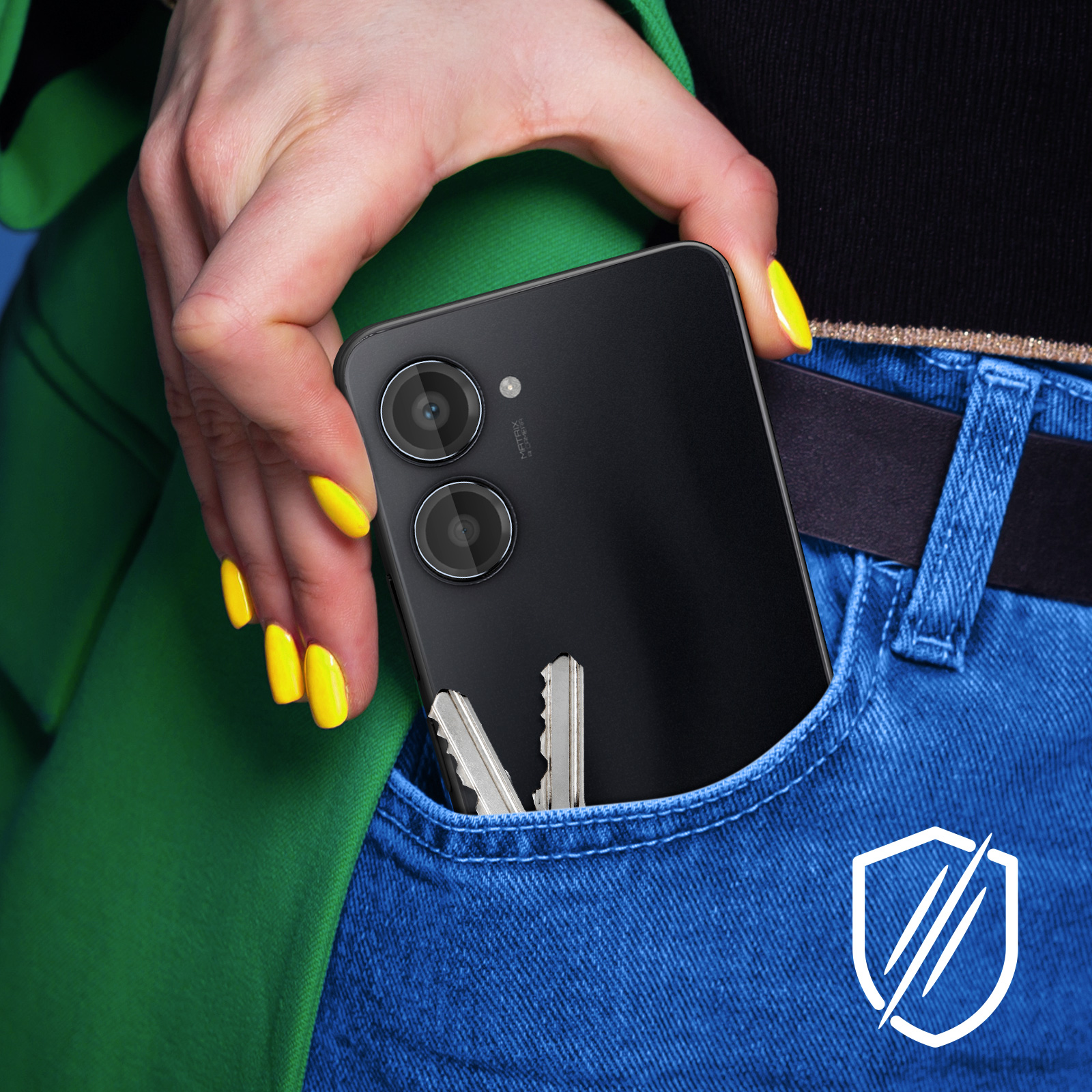 Mano che tiene un telefono nero con chiavi in tasca. La persona indossa una giacca verde e smalto giallo.