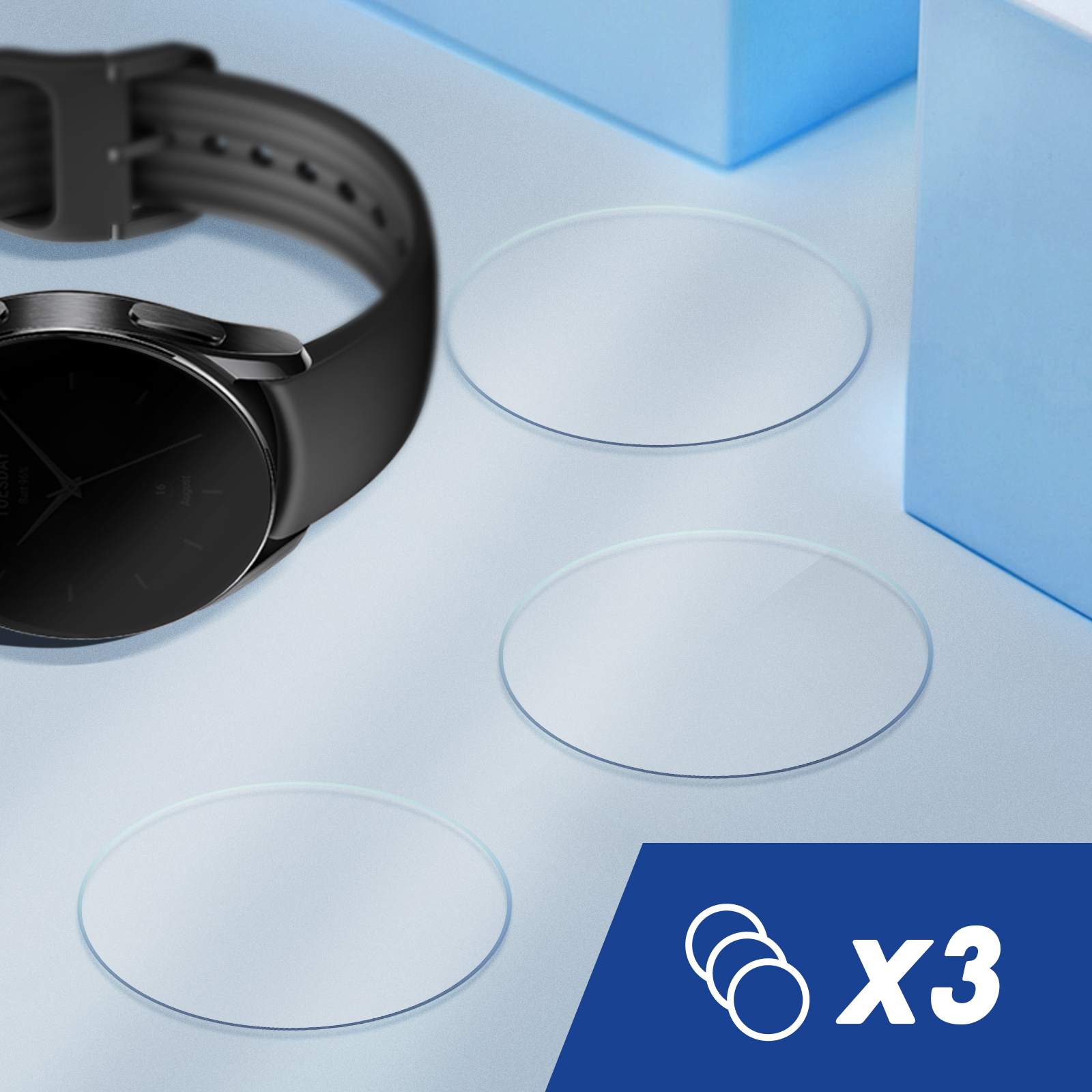 Tre protezioni schermo rotonde accanto a uno smartwatch. Trasparenti.