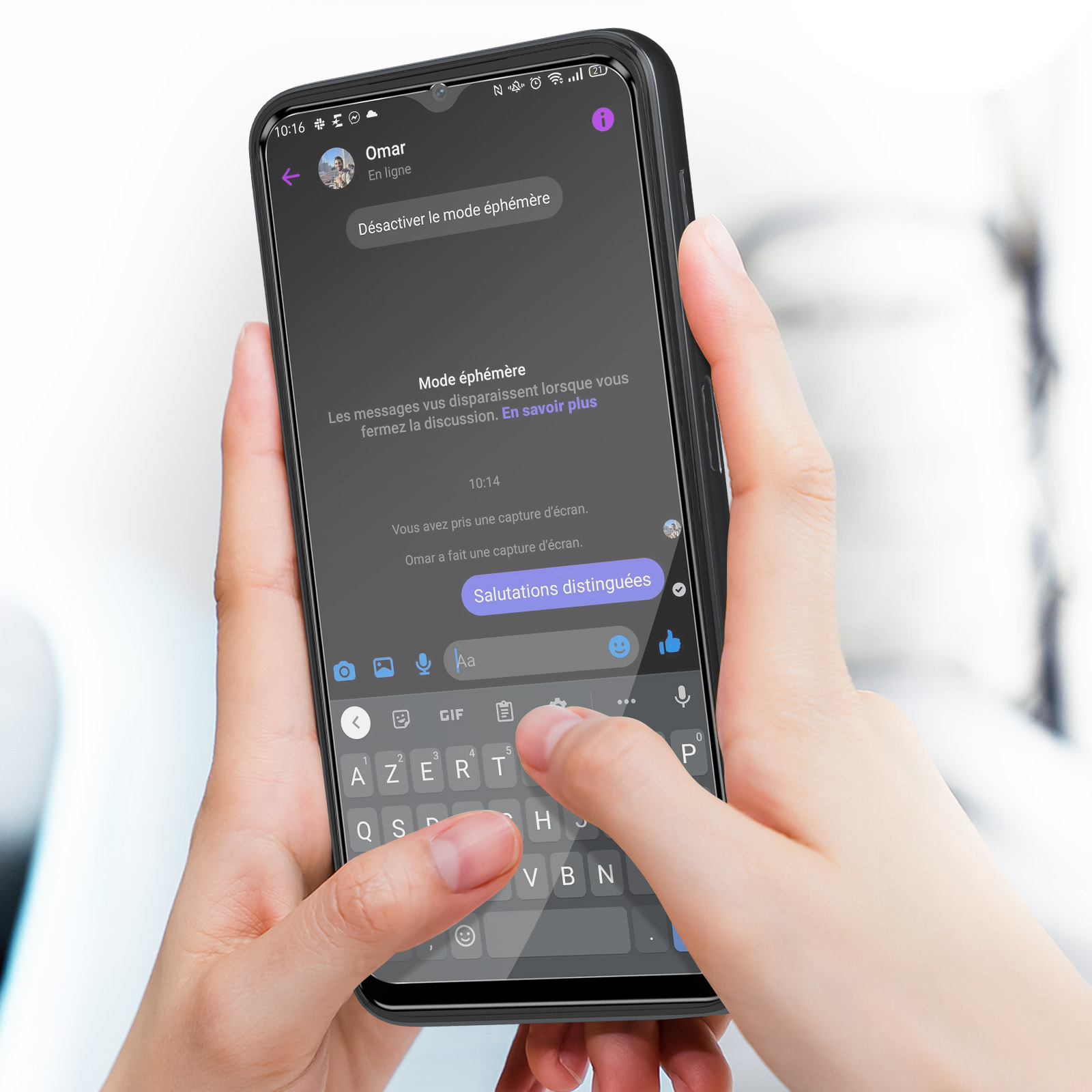 Mani che tengono un telefono che mostra una chat con il nome Omar. Lo schermo mostra una tastiera.
