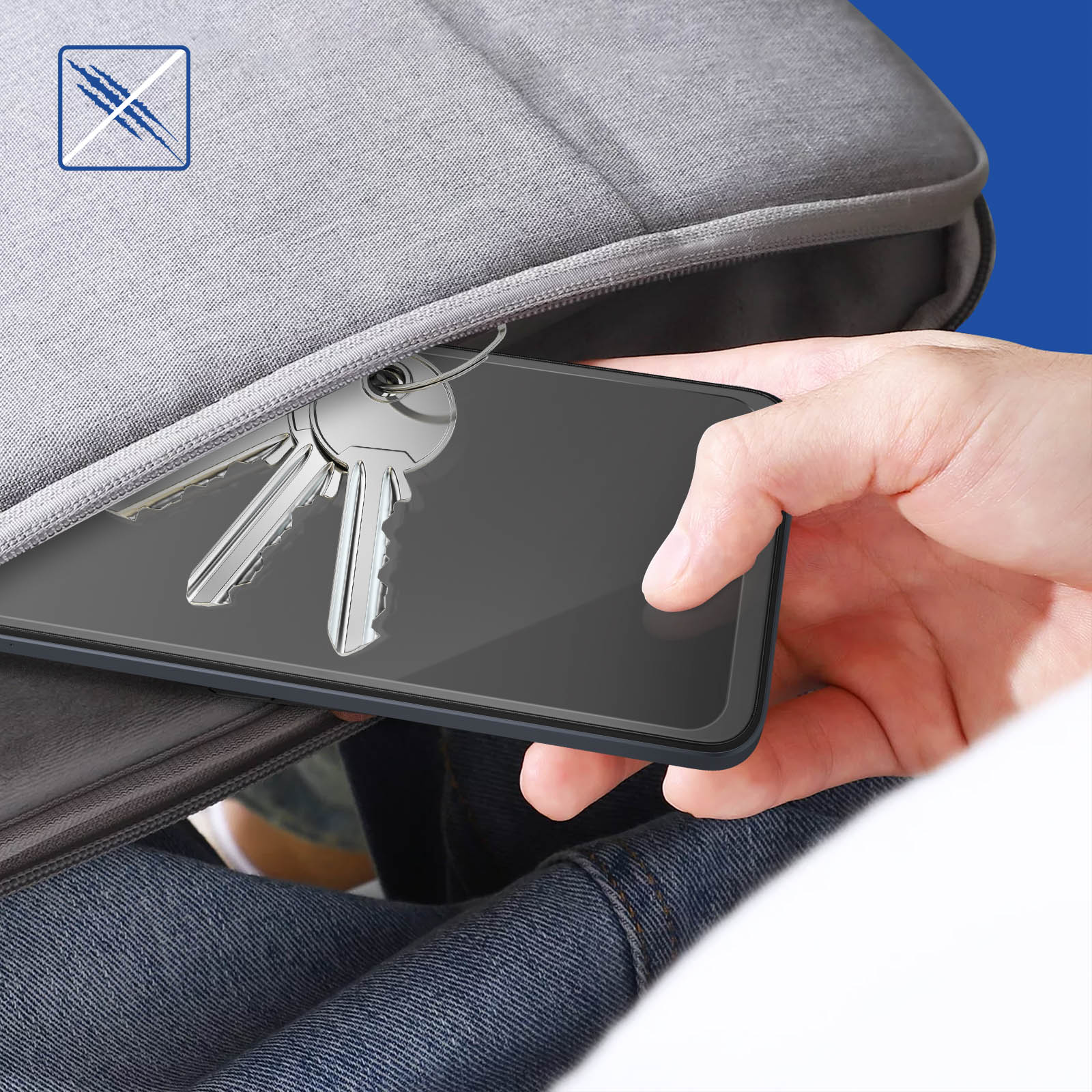 Dłoń trzyma telefon z kluczami w szarej torbie. Telefon ma ochronę ekranu.