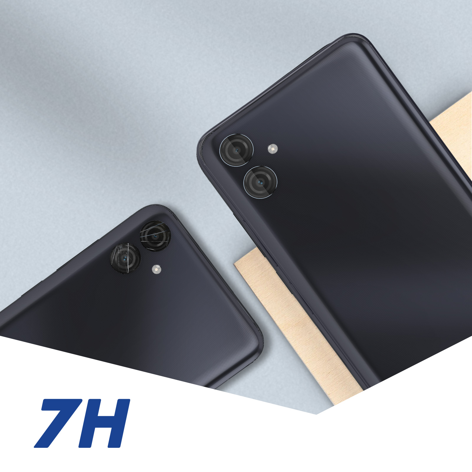 Se muestran dos teléfonos inteligentes negros con configuraciones de triple cámara. El fondo es gris claro con un acento de madera.