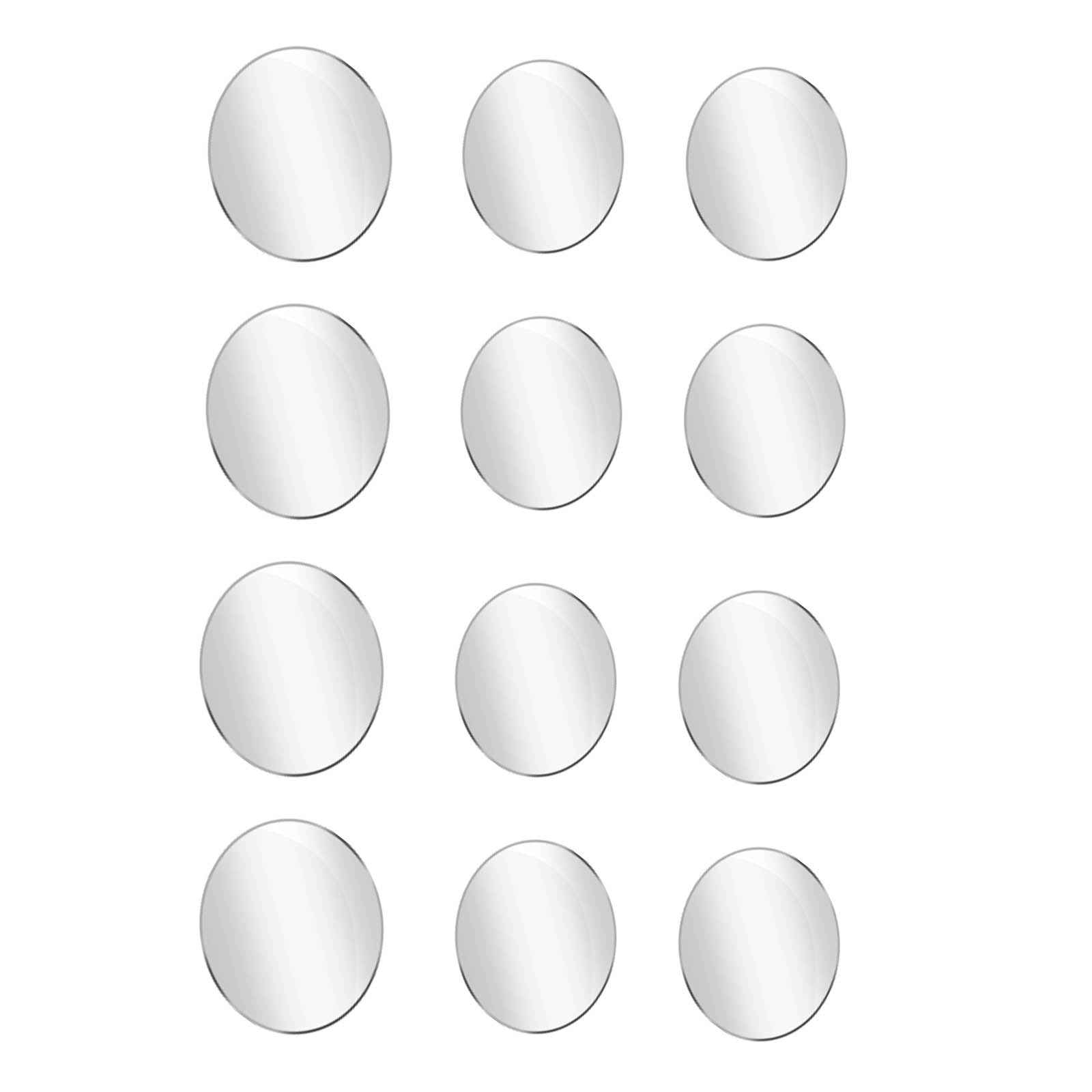 Dwanaście przezroczystych, okrągłych osłon obiektywów aparatu ułożonych w siatce 3x4.