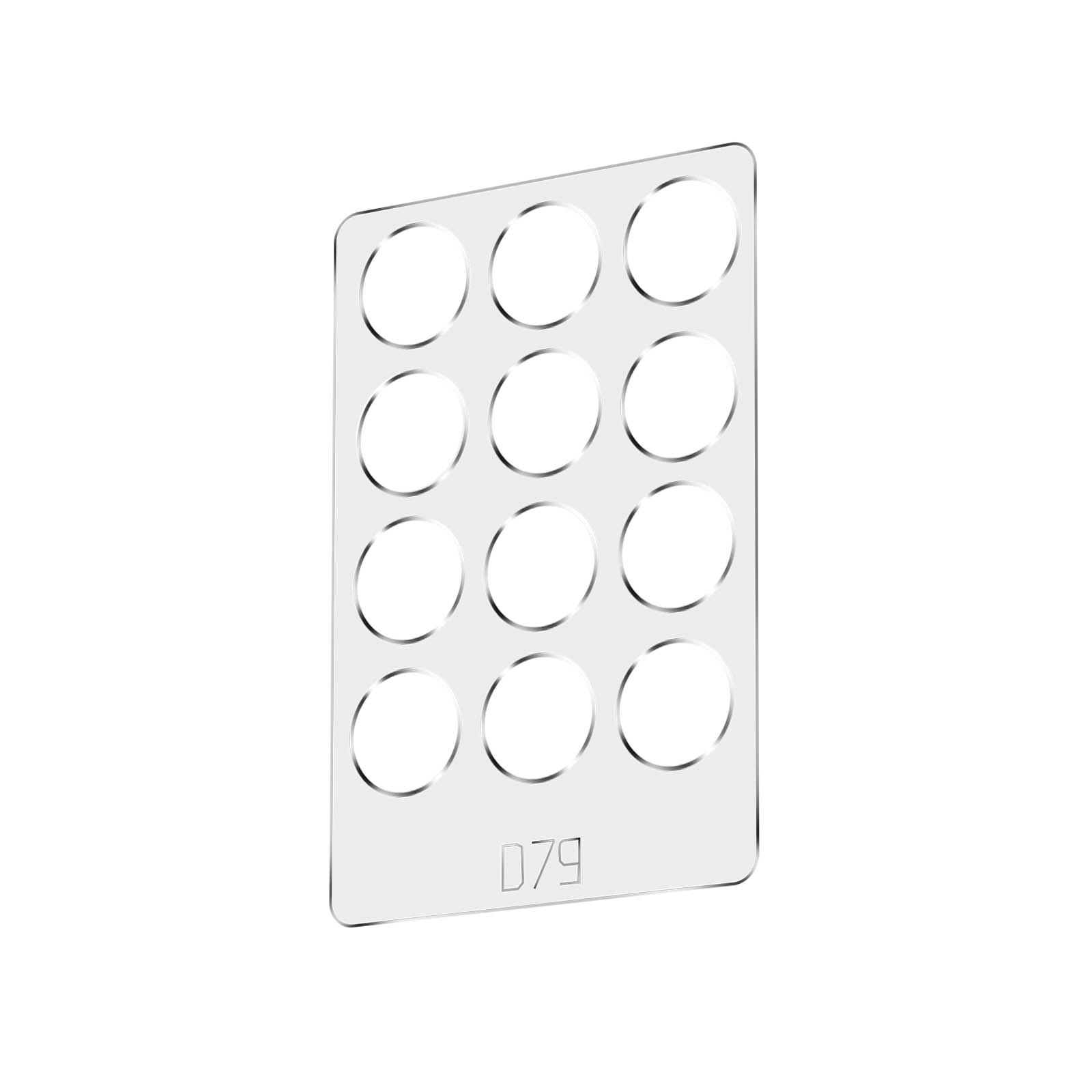 Une feuille de plastique transparente rectangulaire avec 12 trous circulaires, disposés en trois rangées de quatre. Le nombre '079' est en bas.
