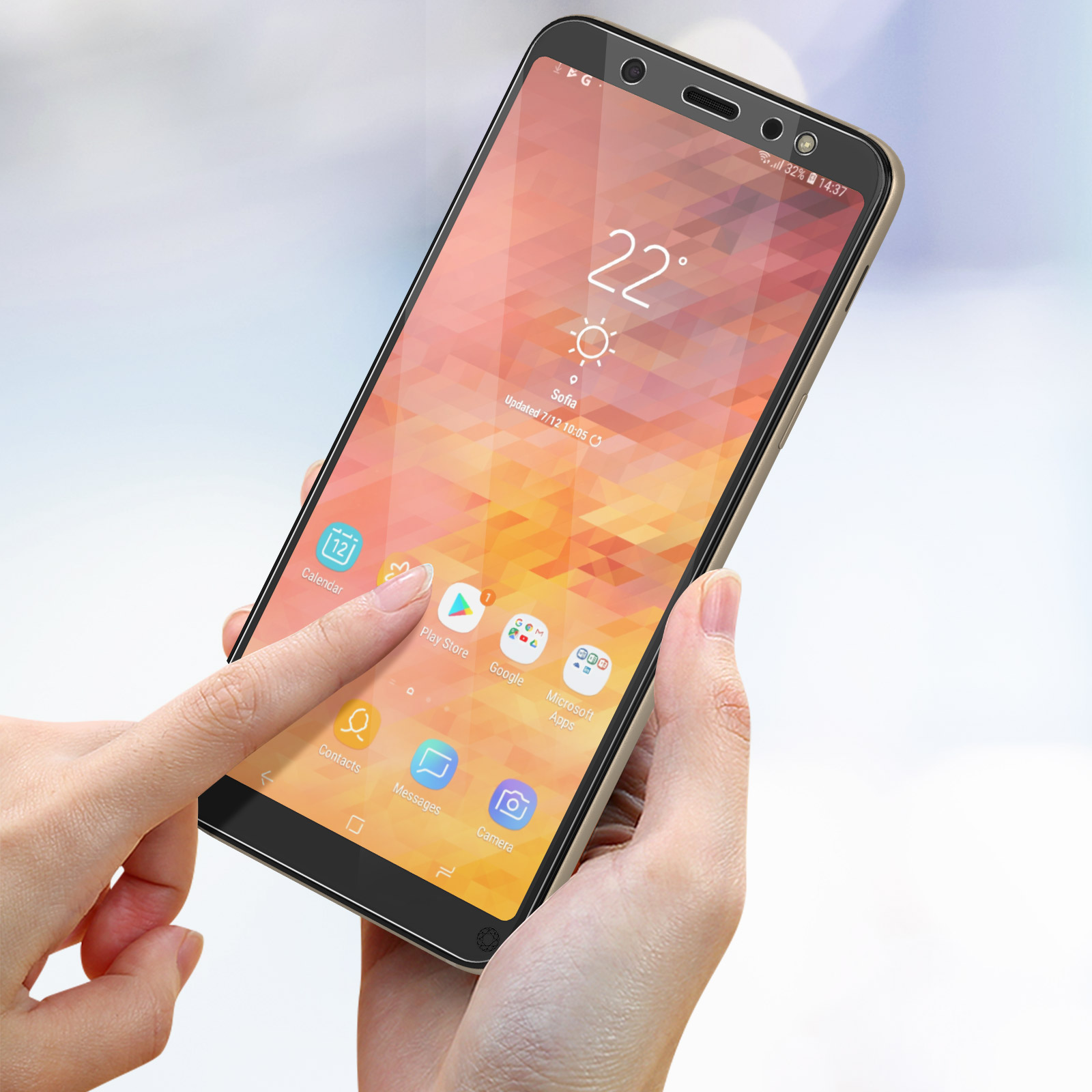 Mano tocca schermo telefono con app e ora. Sfondo sfocato.