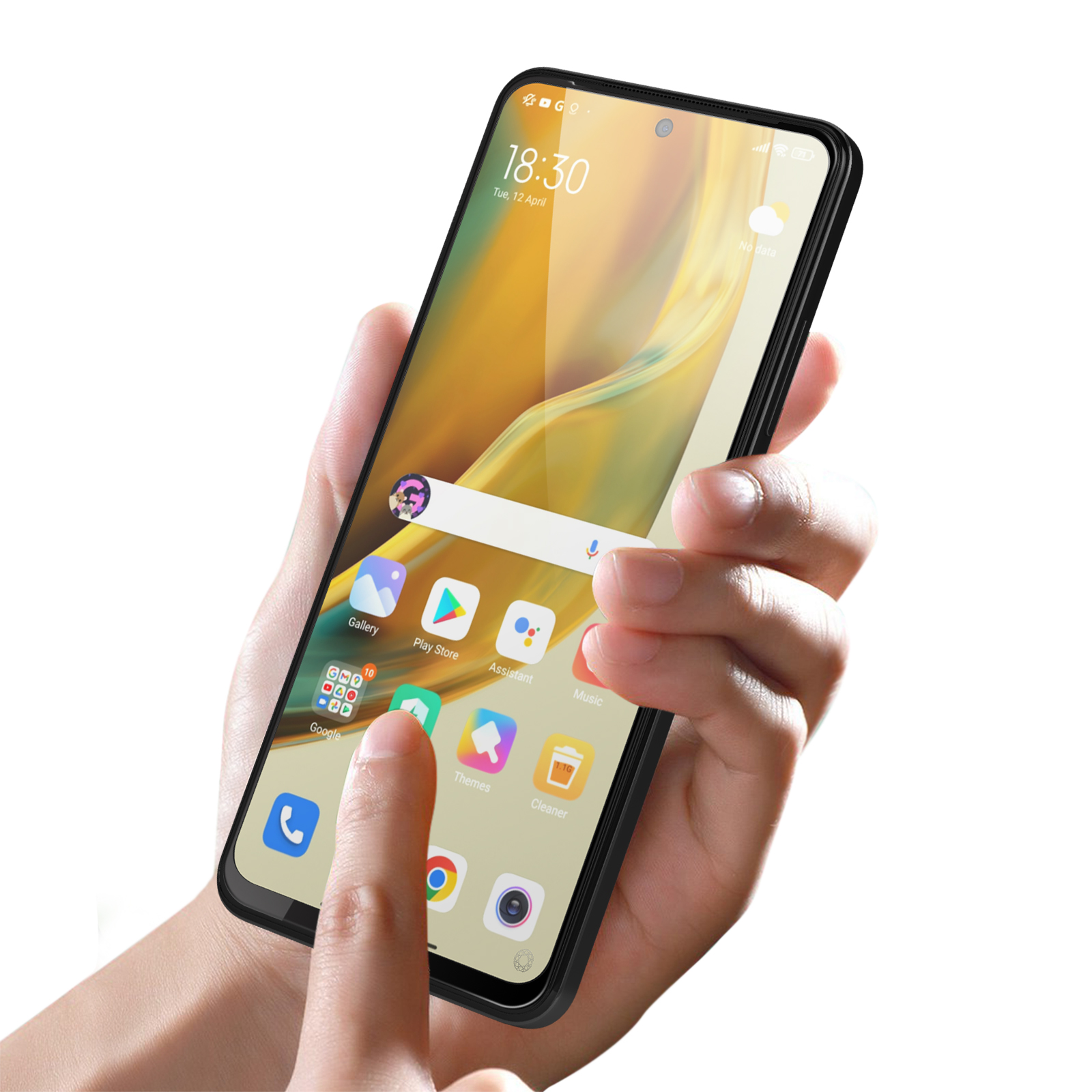 Een hand die een smartphone vasthoudt waarop een apps-scherm met kleurrijke pictogrammen wordt weergegeven, op een witte achtergrond.