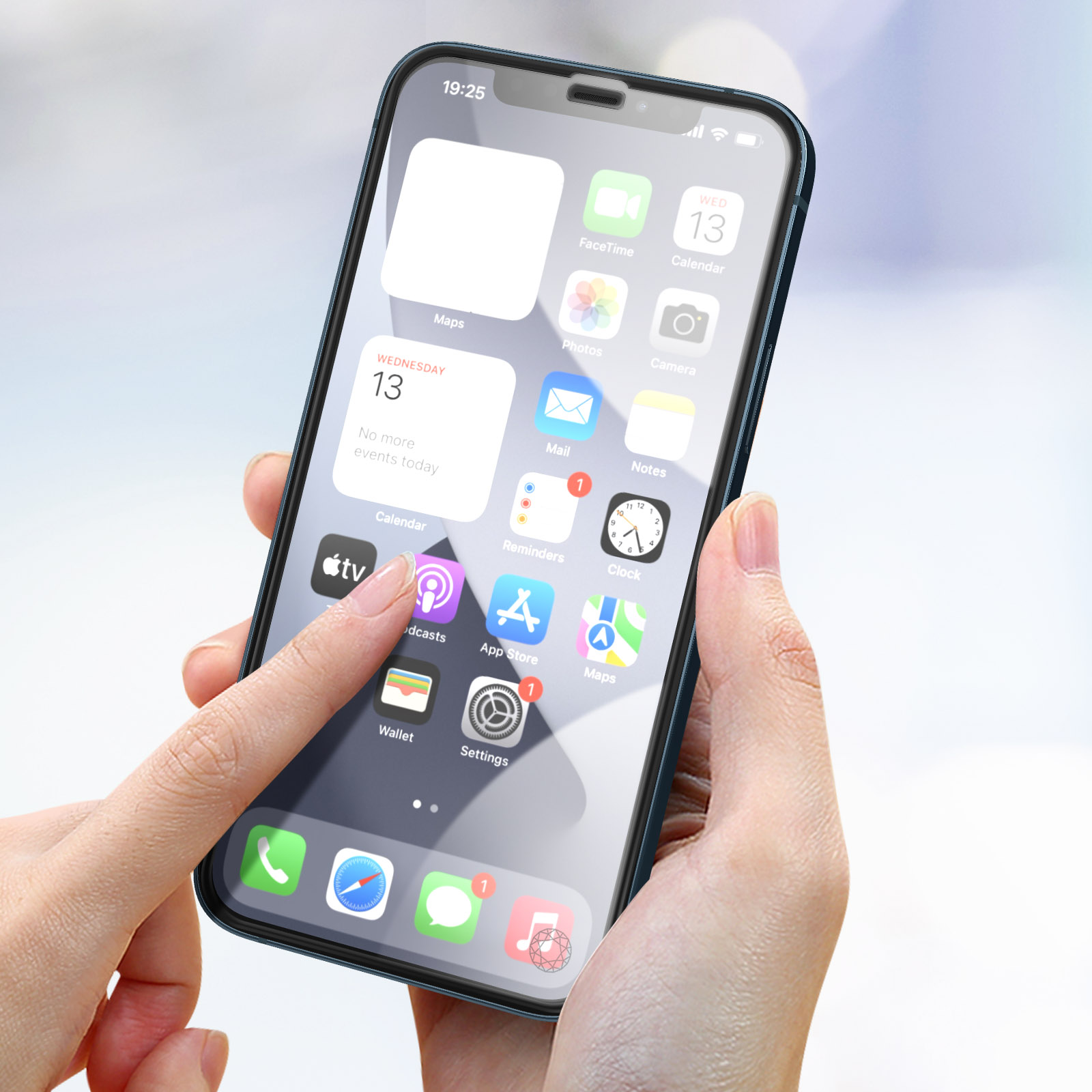 Hand houdt telefoon met app-iconen zichtbaar. Blauwe telefoonhoes.