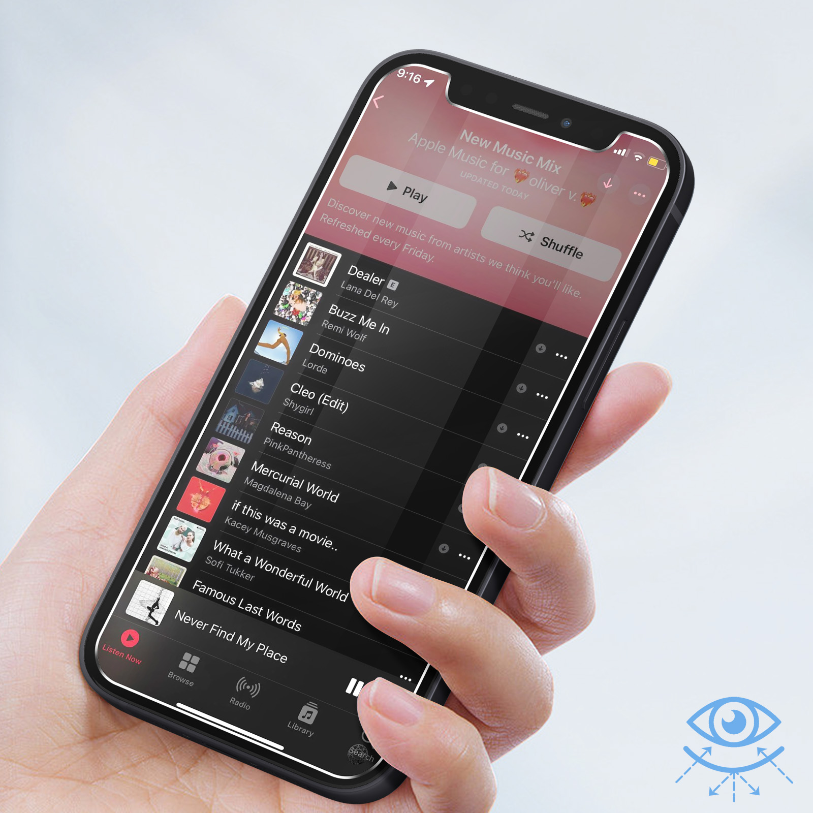 Een hand die een telefoon vasthoudt met een muziekapp-interface. Een afspeellijst is zichtbaar op het scherm.