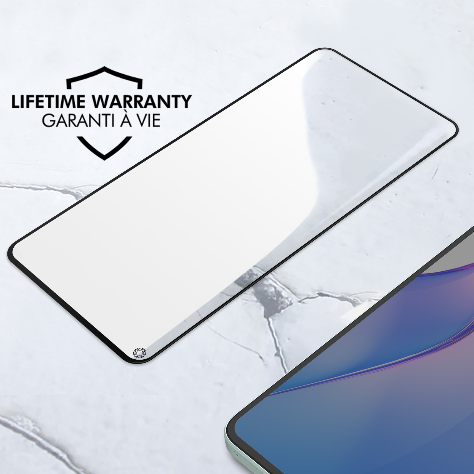 Een telefoon screenprotector met een levenslange garantie label. De achtergrond is een marmeren oppervlak.