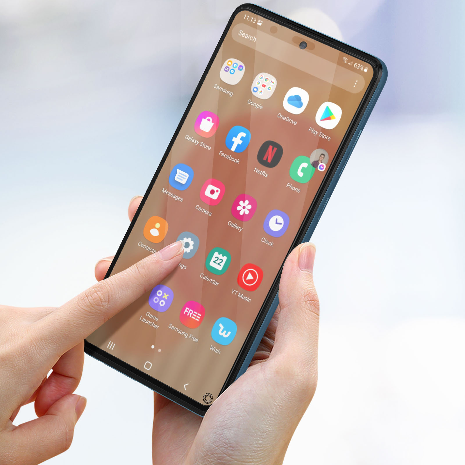 Una persona che tiene in mano uno smartphone che mostra una schermata iniziale con icone di app.