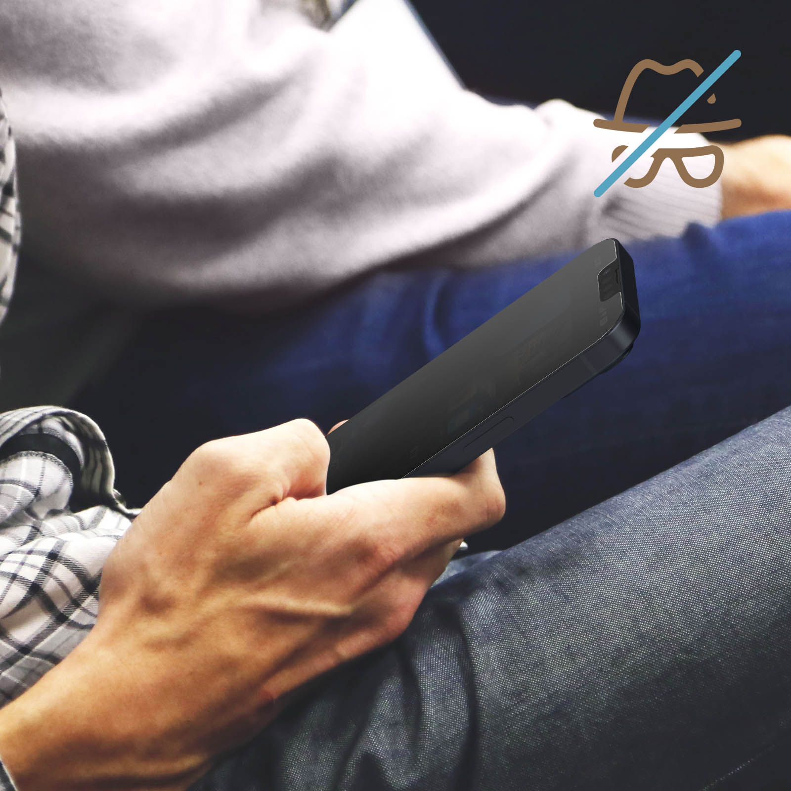 Persona che tiene un telefono nero. Persone e ambiente sfocati. Nessun volto visibile. Jeans blu e camicia bianca.