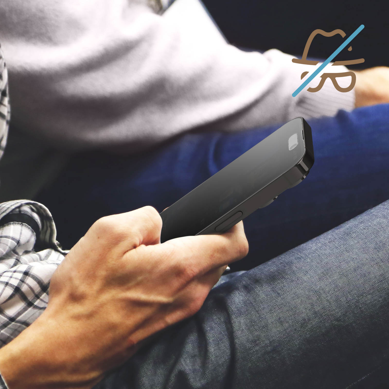 Una persona che tiene in mano un telefono nero con un'icona di privacy sbarrata.