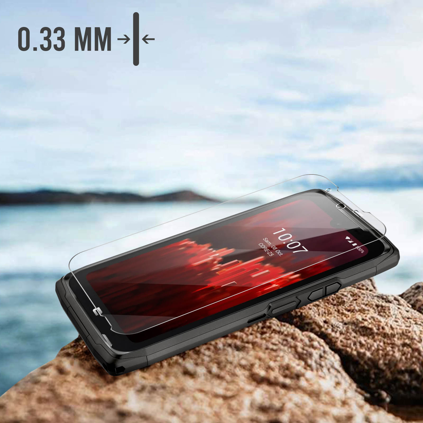Een telefoon met een schermbeschermer op rotsen, met een luchtachtergrond. Beschermer leest 0,33 mm.