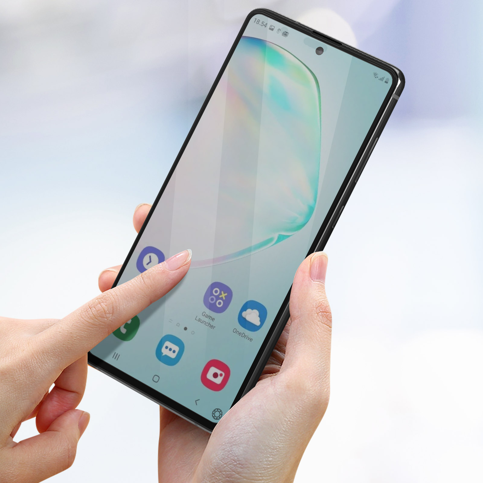 Een hand die een telefoon vasthoudt en het scherm aanraakt. Een schermbeschermer is zichtbaar.