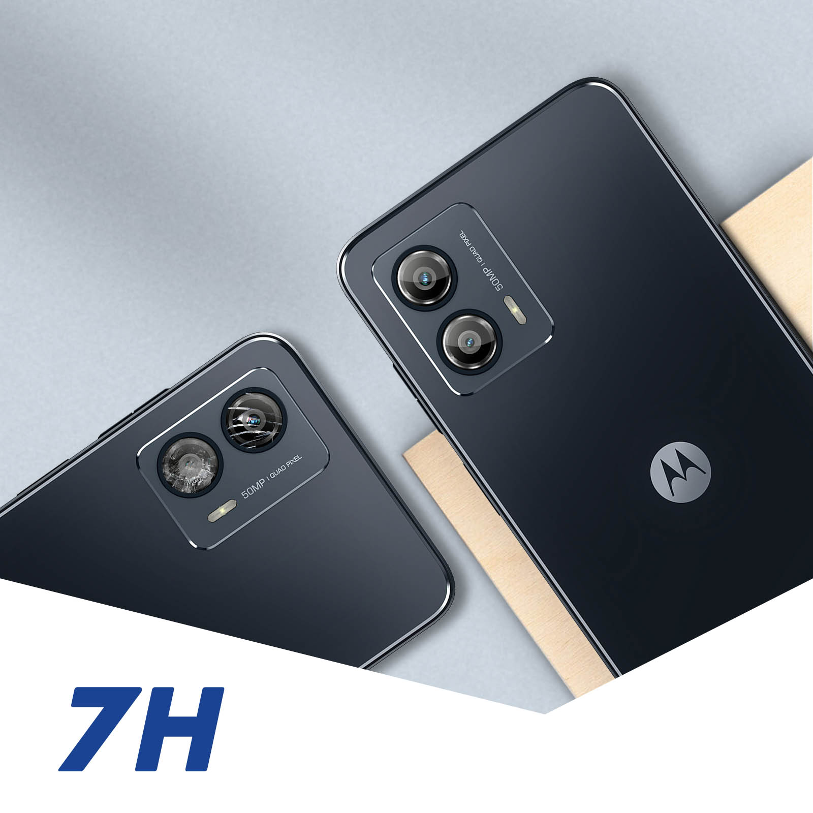 Dos smartphones negros con cámaras duales sobre una superficie gris. Uno tiene el logotipo de Motorola.