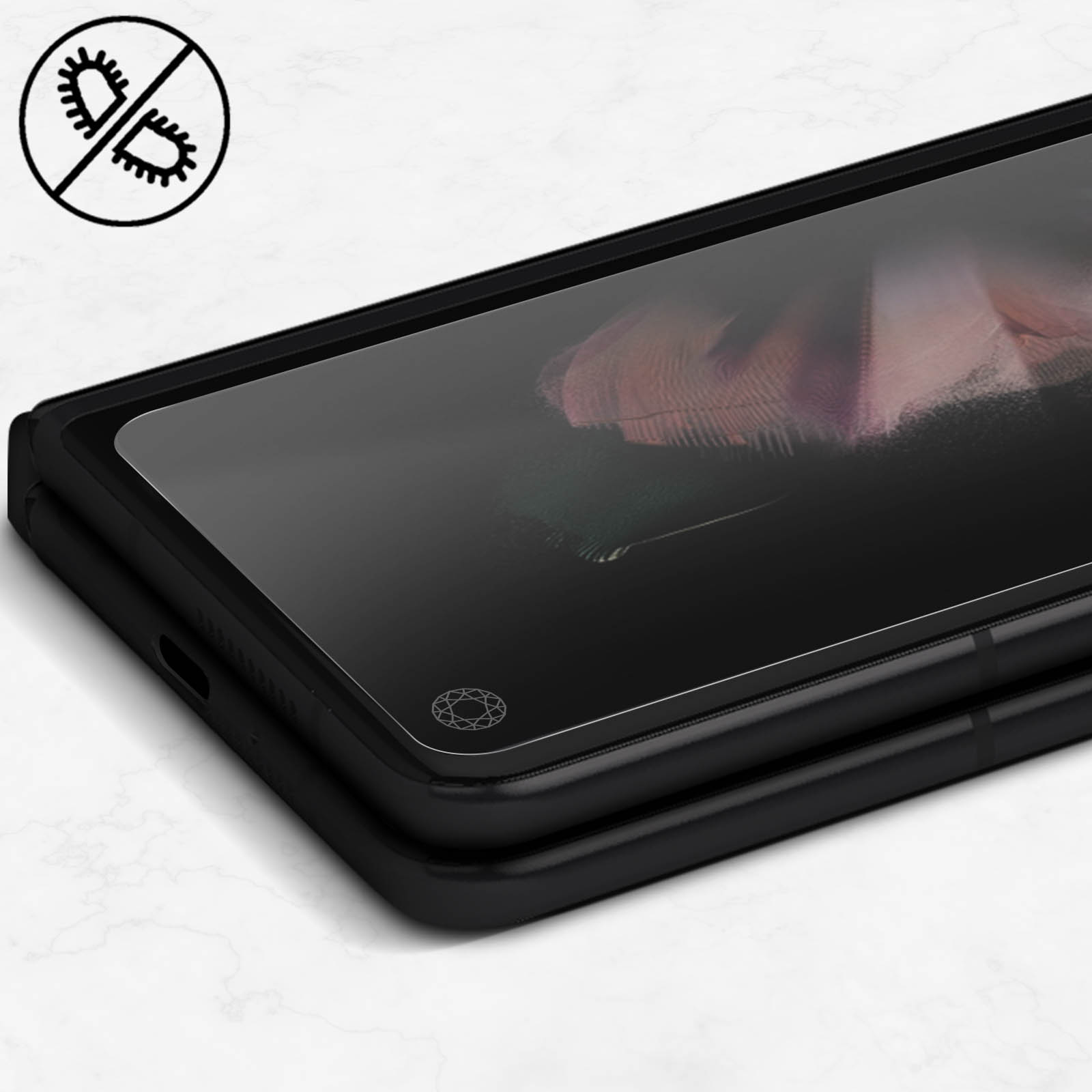 Telefono nero piegato con schermo e logo, su marmo. Simbolo antibatterico nell'angolo.