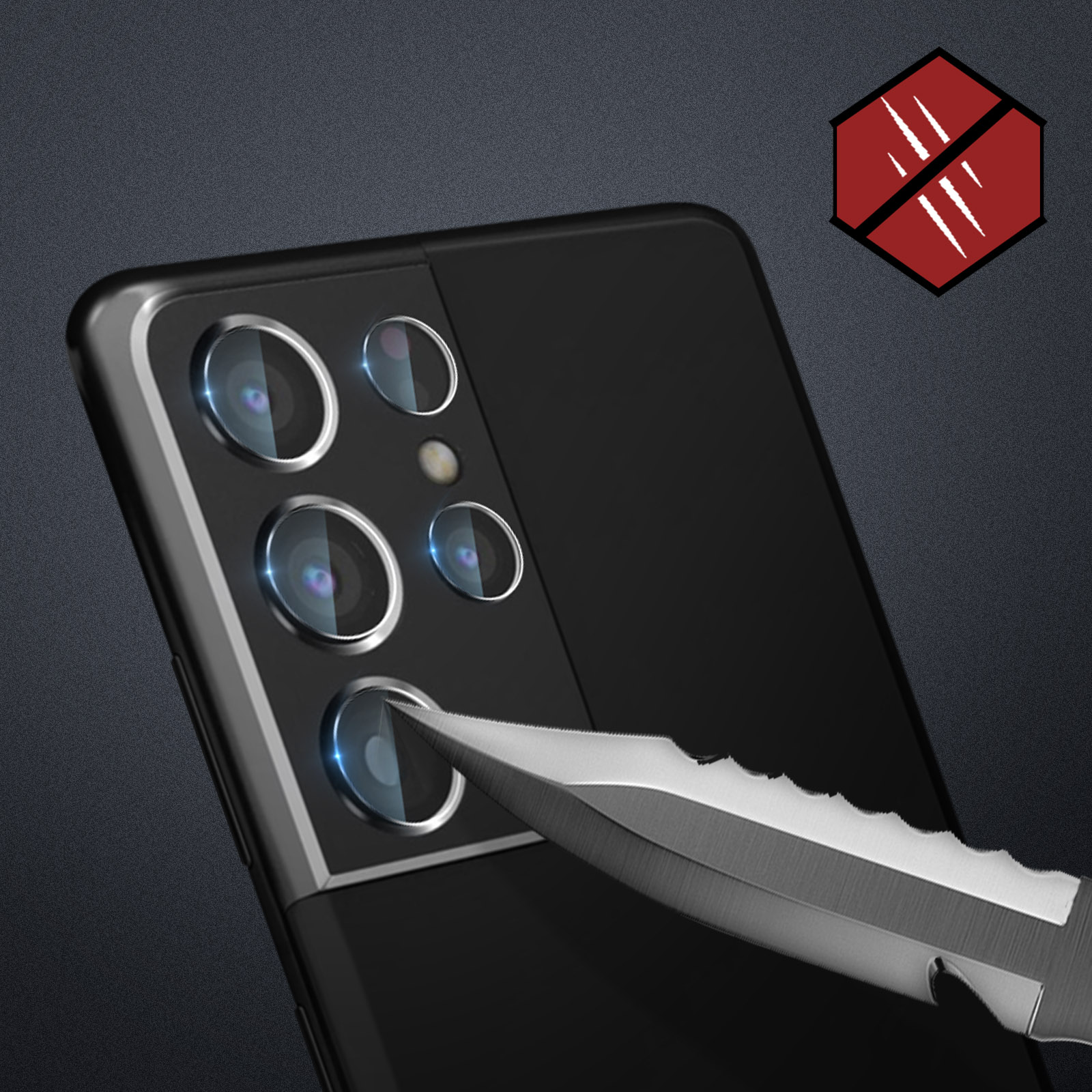 Telefon z osłoną obiektywu aparatu. Nóż zbliża się do obiektywów aparatu. Ikona zapobiegania zadrapaniom.