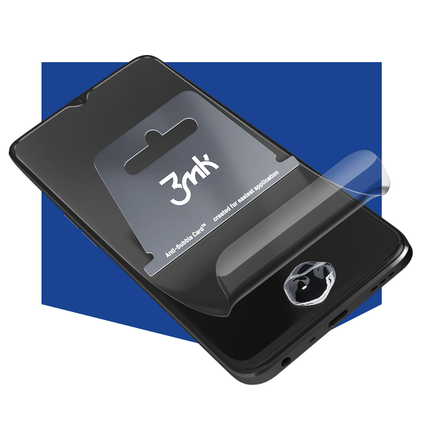 Een telefoon met een schermbeschermer die wordt aangebracht. Kaart met "3mk" logo. Achtergrond is blauw.