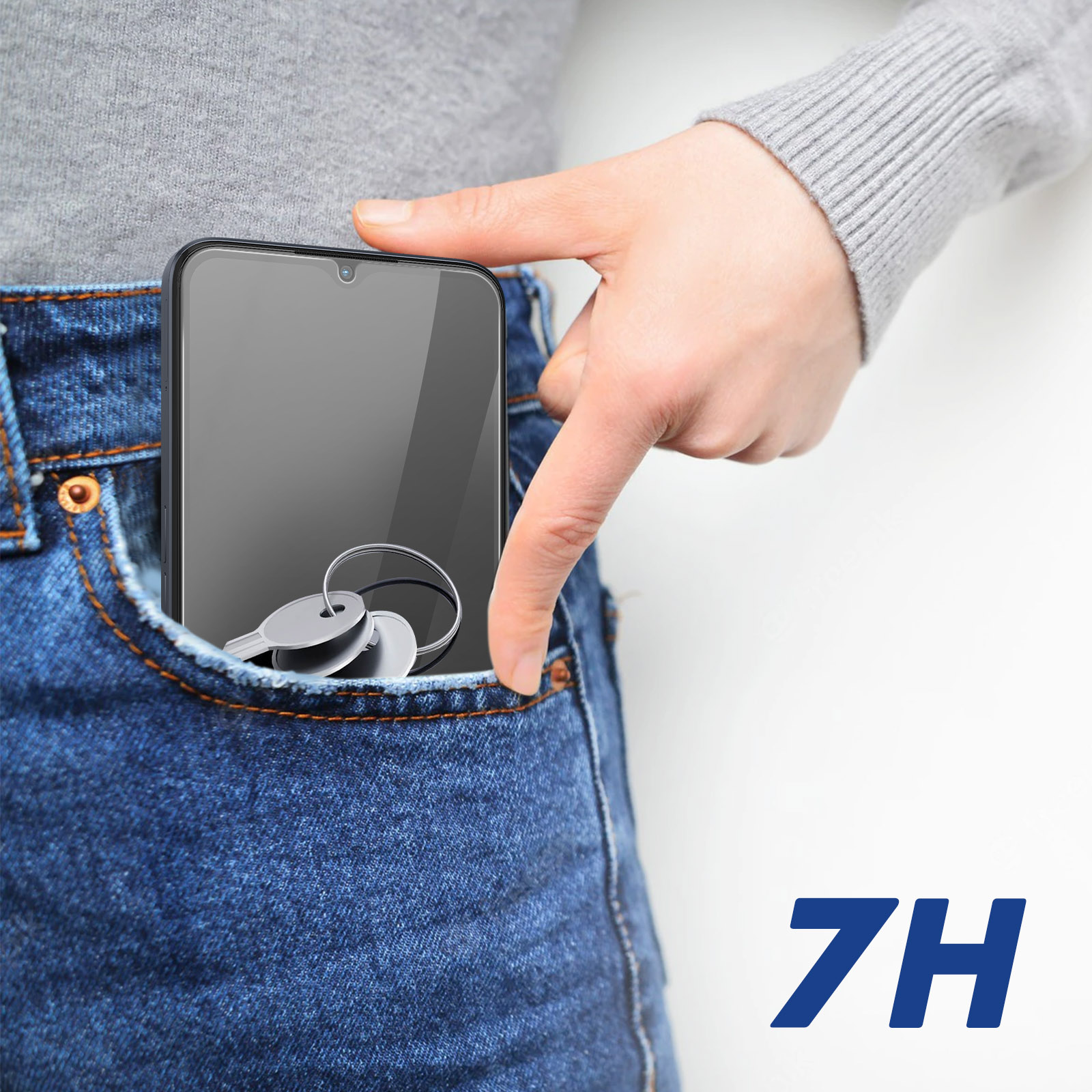 Een hand houdt een telefoon in een jeanszak met sleutels. Grijs shirt en witte achtergrond met blauw 7H-logo.