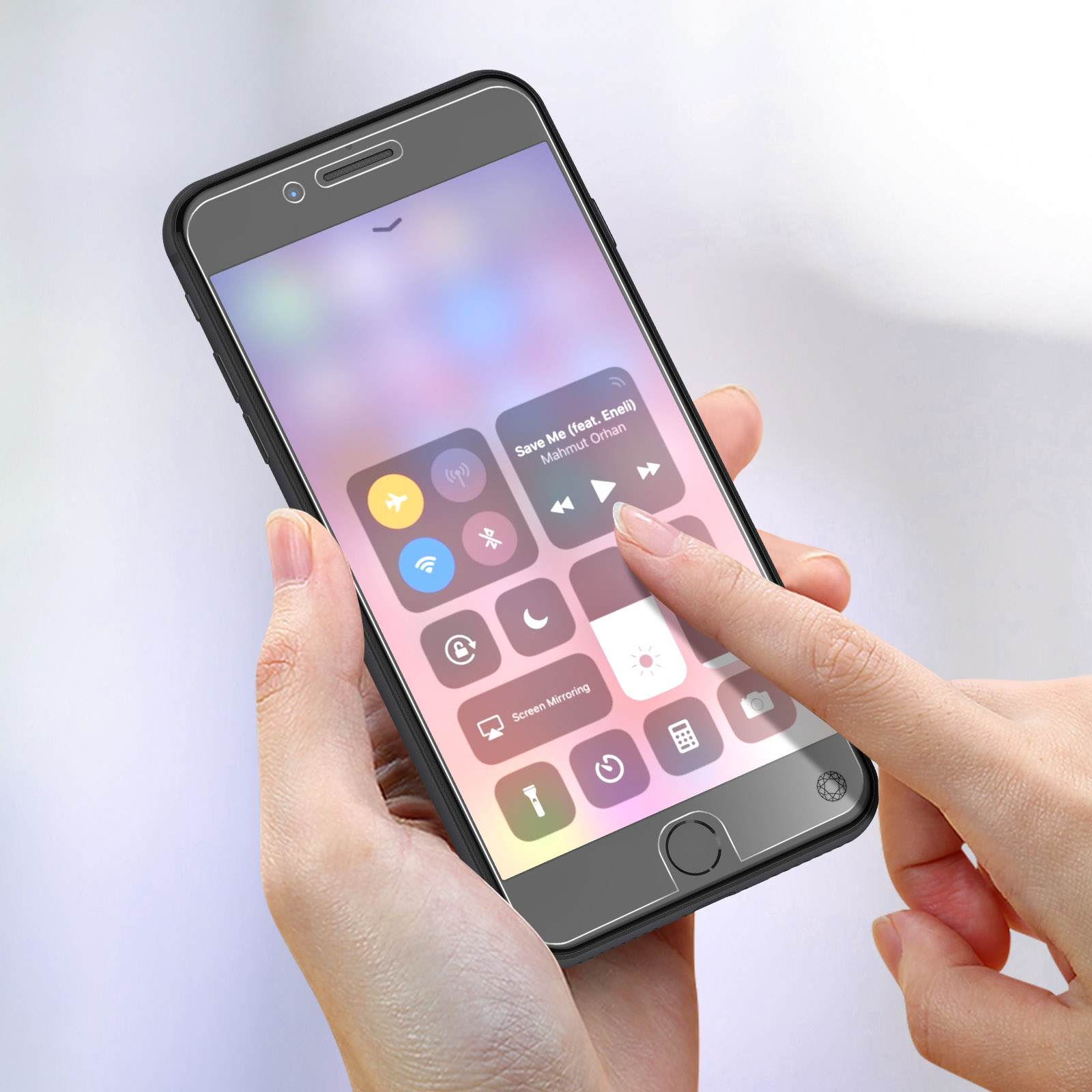 Persoon die een telefoon vasthoudt met open controlecentrum. Het scherm toont muziekbediening.