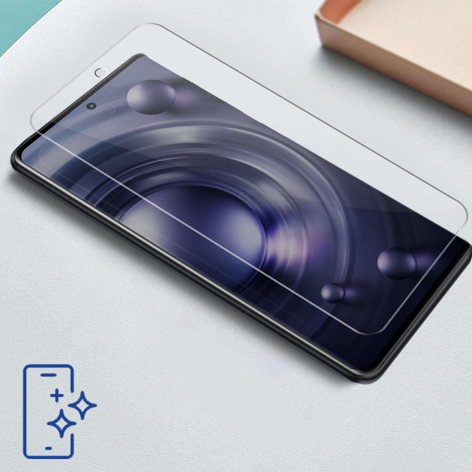 Uno smartphone con una protezione per lo schermo si trova su una superficie bianca. Il telefono ha uno schermo scuro con riflessi viola. Una scatola è sullo sfondo.