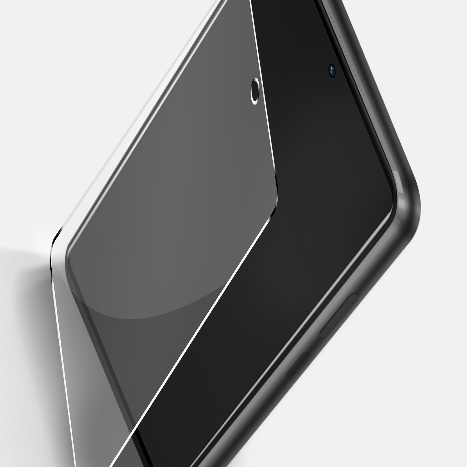 Uno smartphone con protezione schermo. La protezione schermo è parzialmente staccata. Il telefono è nero e su una superficie bianca.