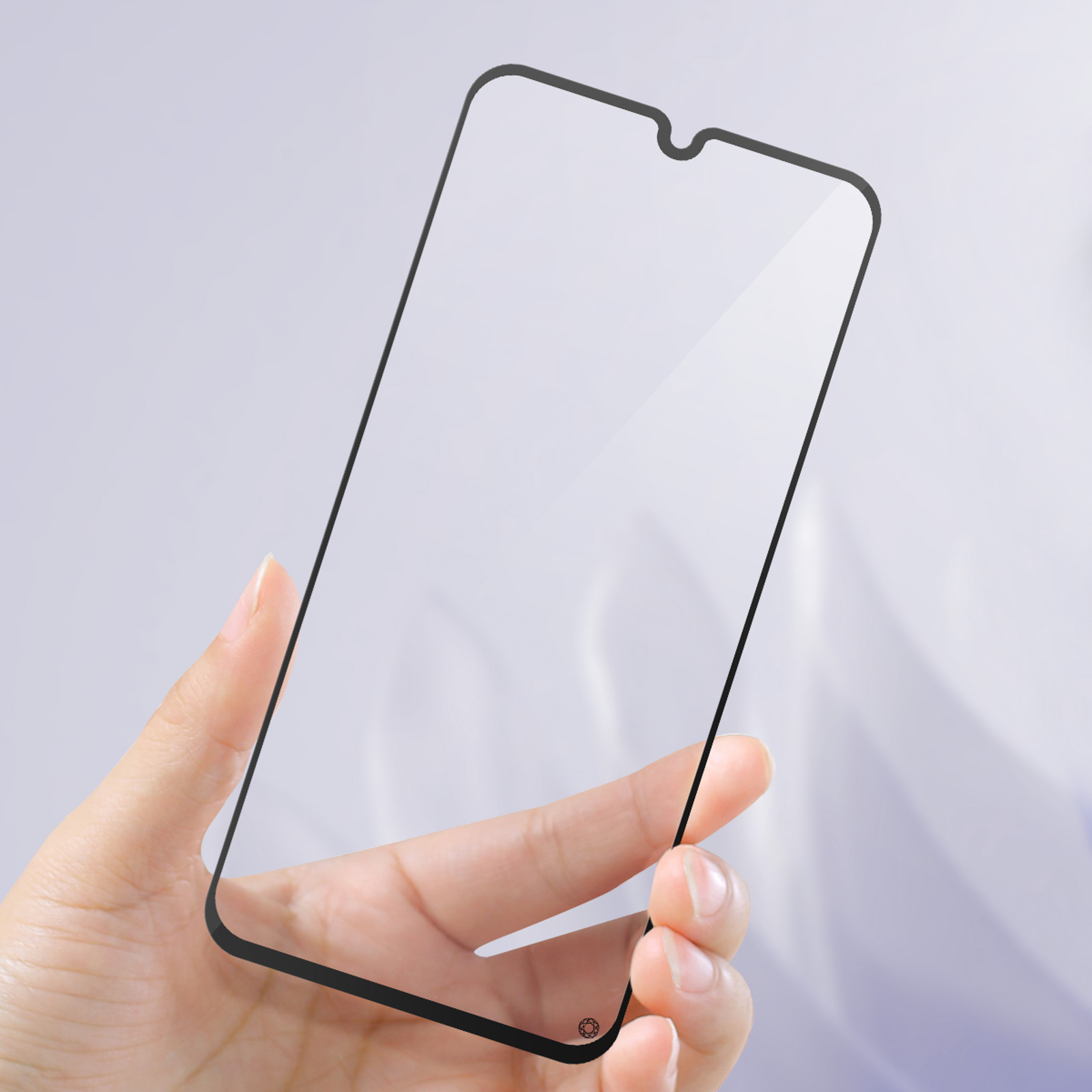 Une main tenant un protecteur d'écran pour un téléphone, avec un bord noir.