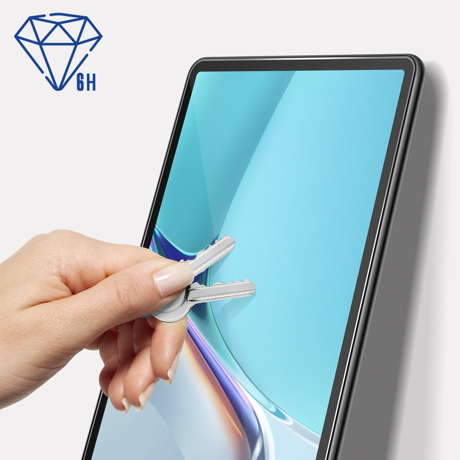 Ręka umieszczająca klucz na tablecie. Klucz jest umieszczany na niebieskim tle. Obecne jest logo diamentu.