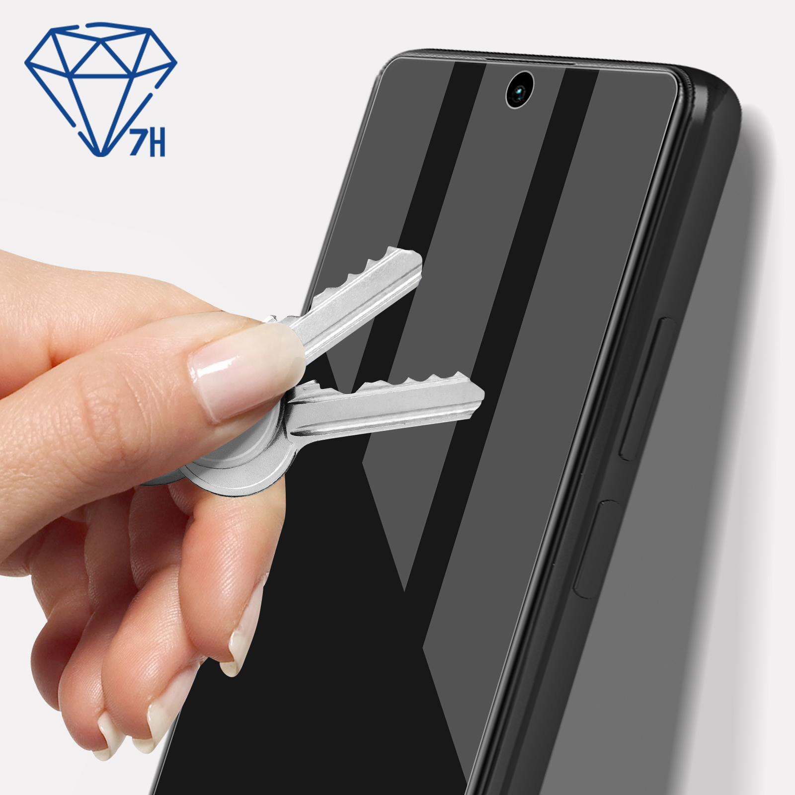 Ręka trzymająca klucze nad telefonem. Telefon ma ochraniacz ekranu. Logo znajduje się w rogu.