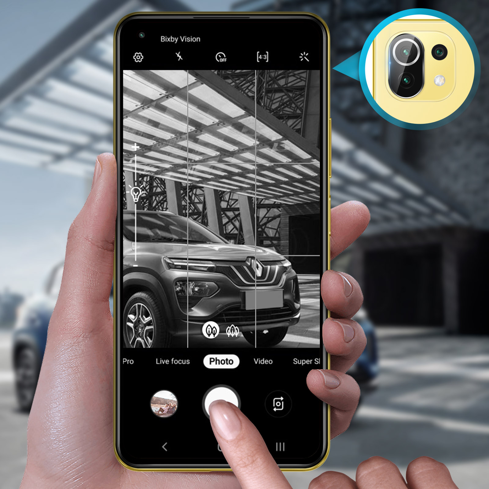 Eine Person hält ein gelbes Telefon, das die Kamera-App mit einem Auto auf dem Foto anzeigt.