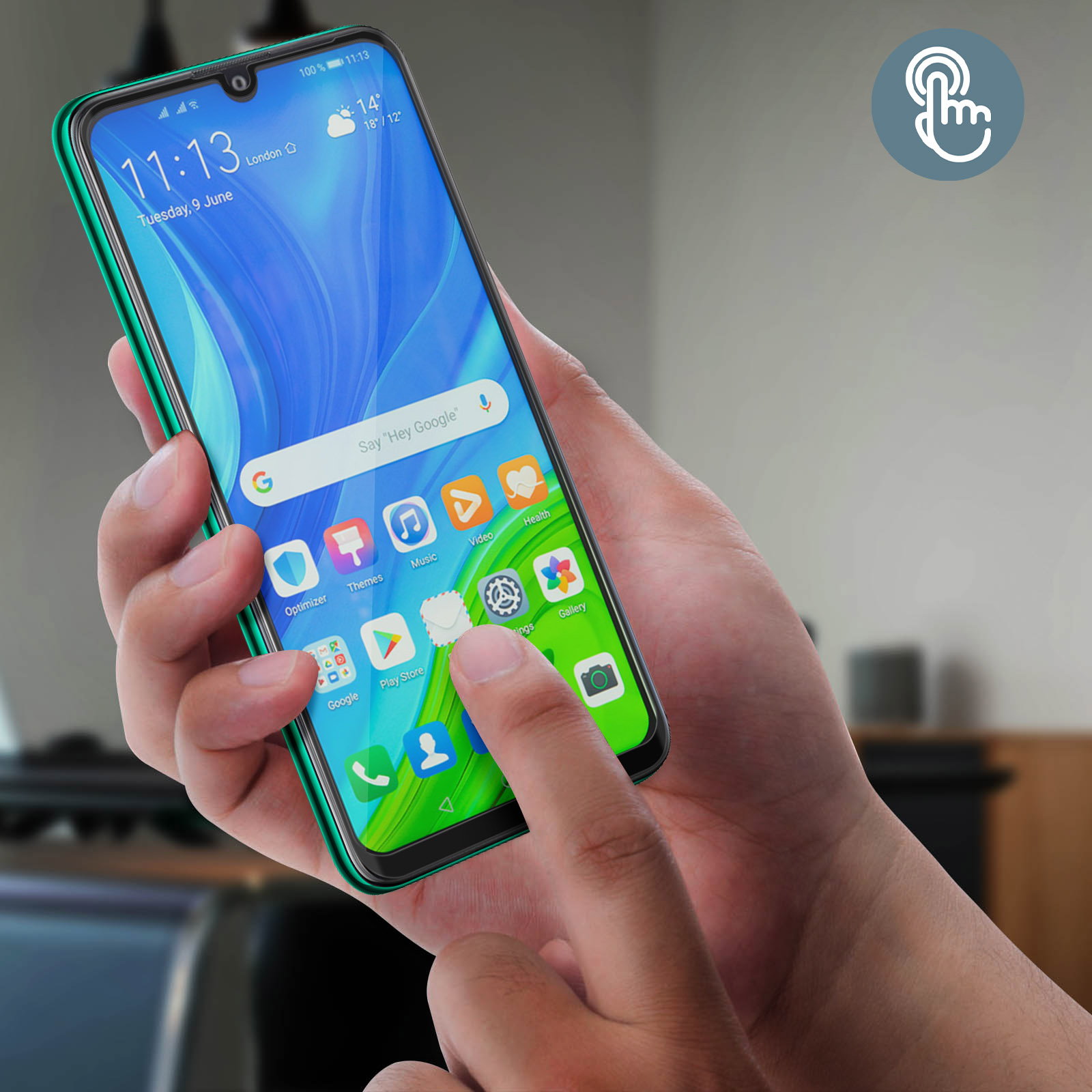 Een hand die een telefoonscherm met veel pictogrammen aanraakt. Telefoon heeft een groen frame.