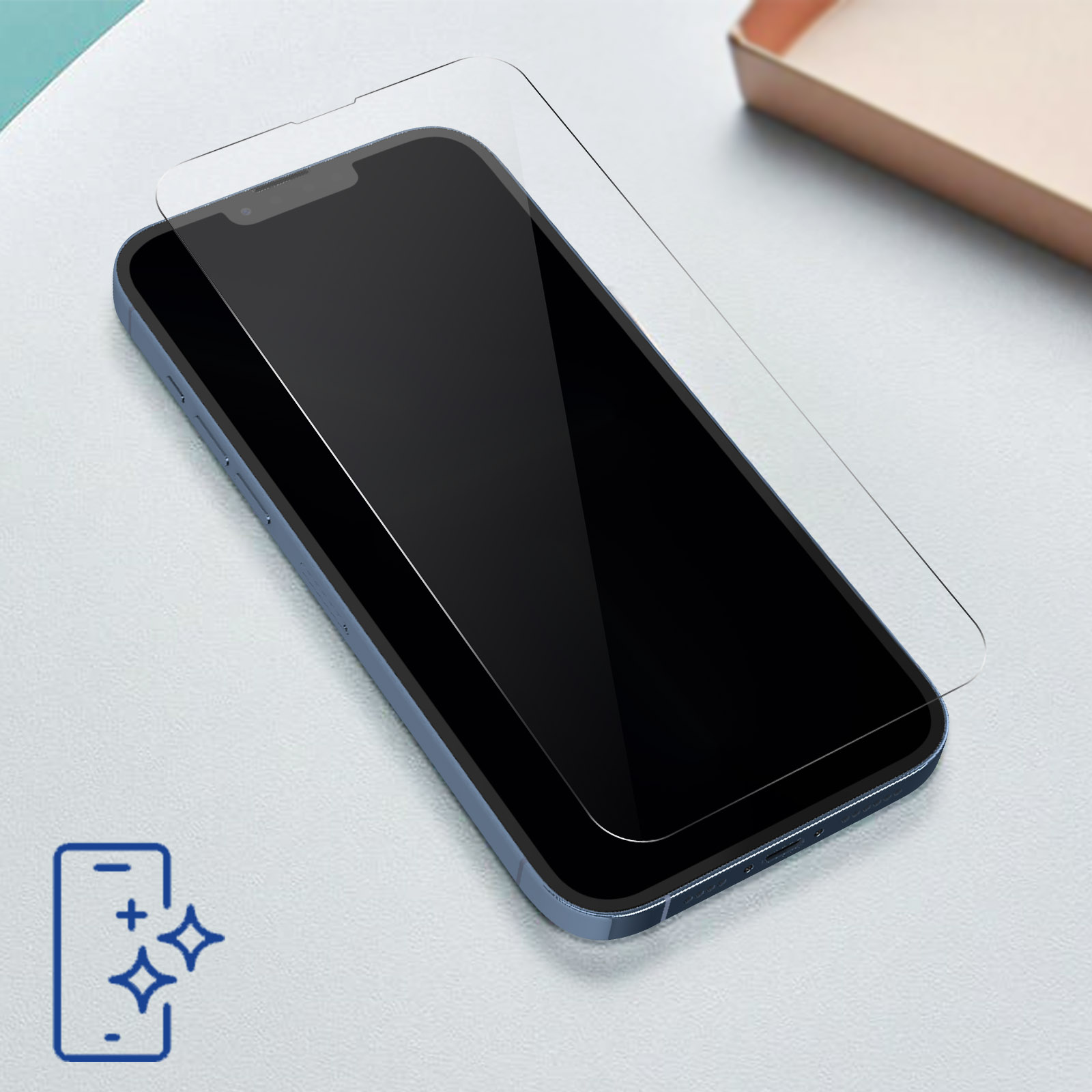 Una protezione per lo schermo applicata su un telefono. È su una superficie bianca. Viene mostrata un'icona della batteria.