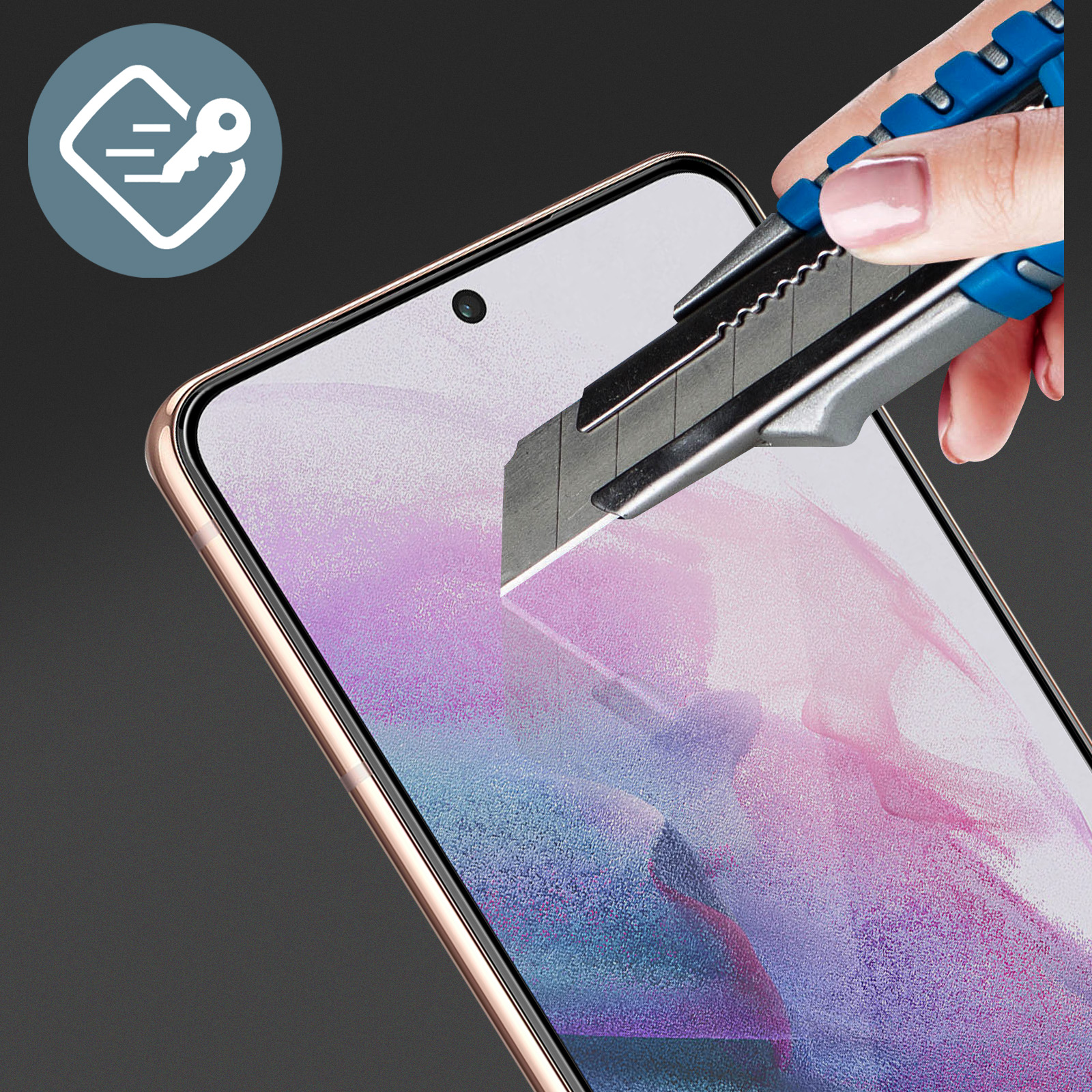 Une main avec un cutter coupe un protecteur d'écran sur un smartphone. Une icône circulaire est en arrière-plan.
