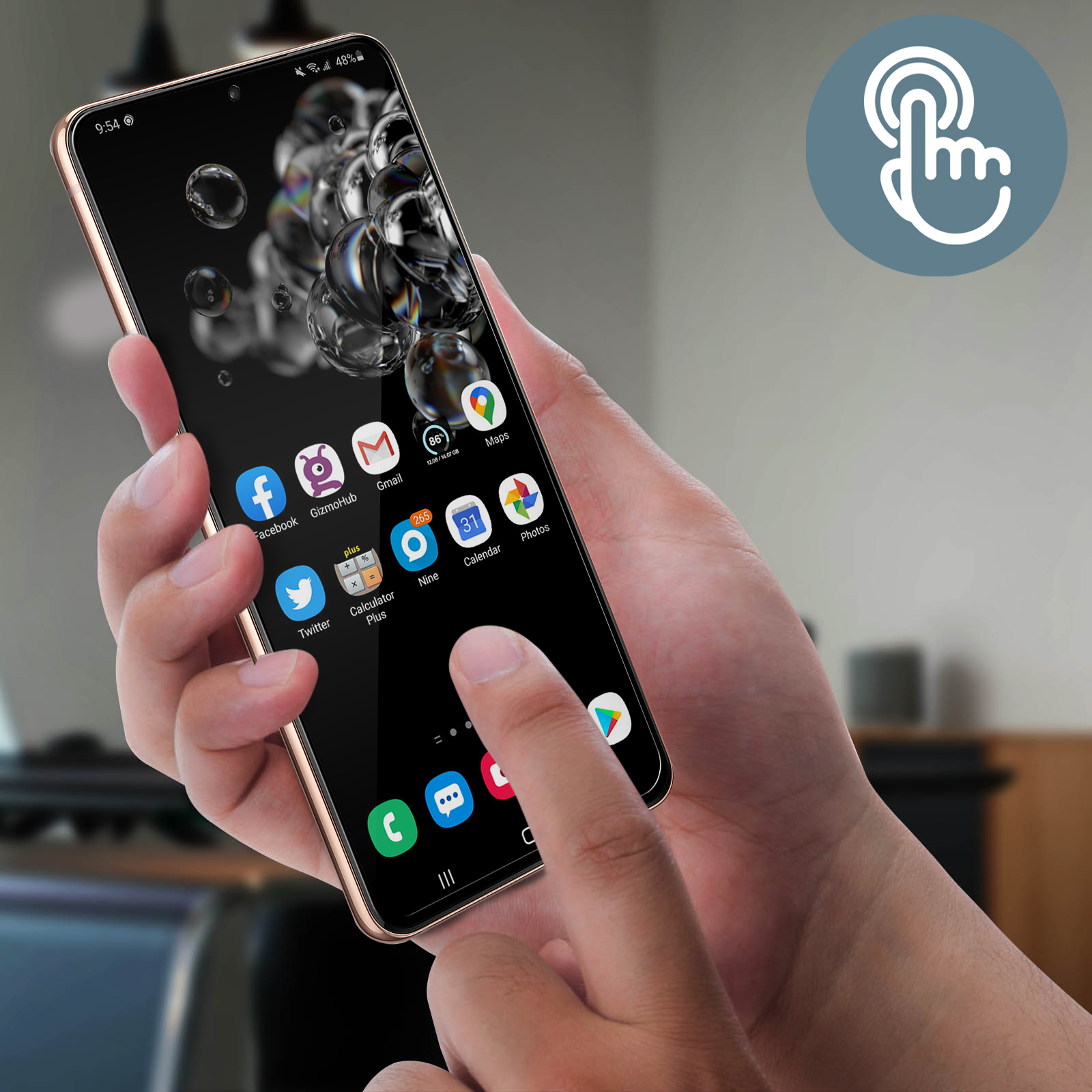 Hand houdt telefoon vast met pictogrammen op het scherm. Vinger raakt het scherm aan. Bubbels behang.