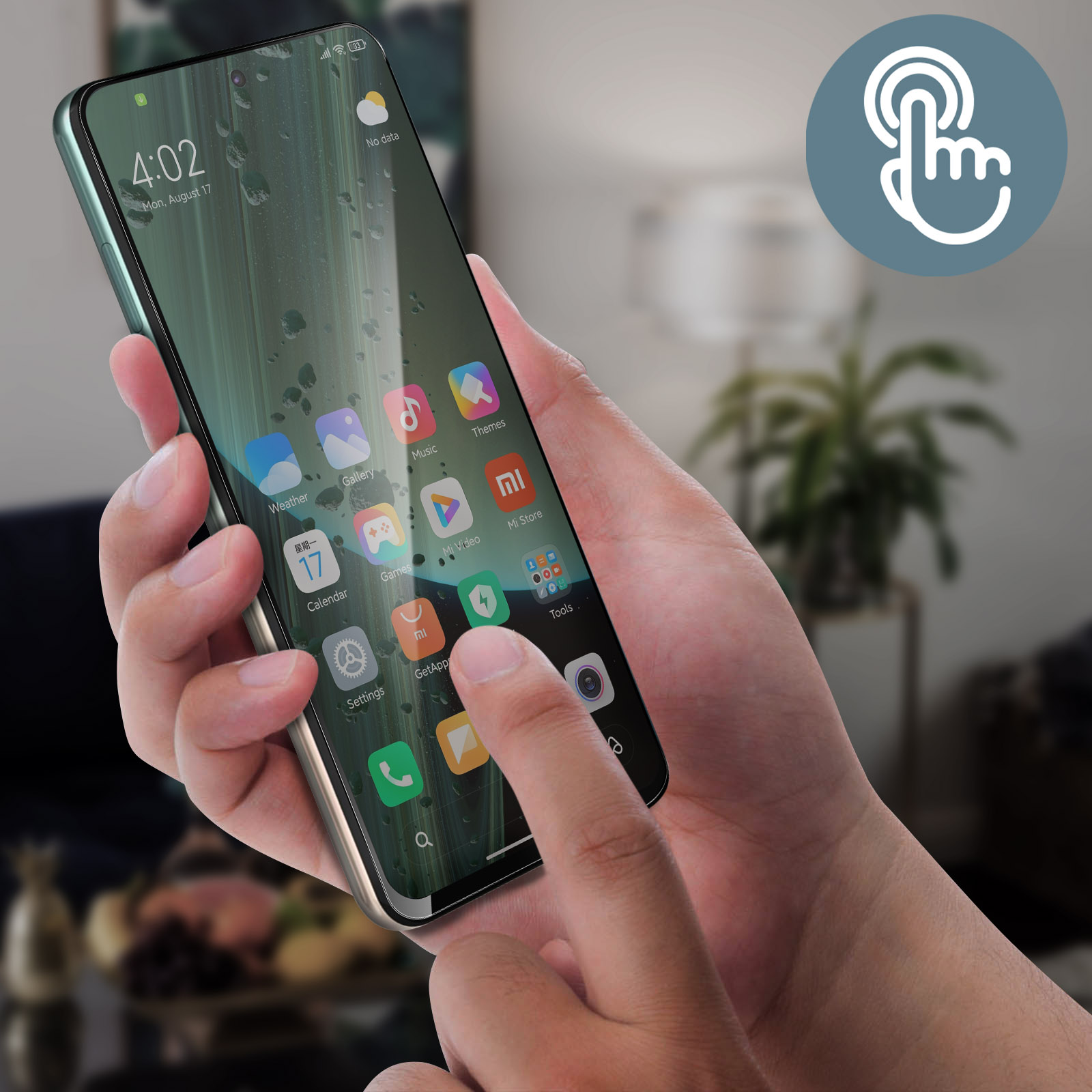 Una mano tiene un telefono. Lo schermo mostra icone di app, ora e data. Un altro dito preme sullo schermo.